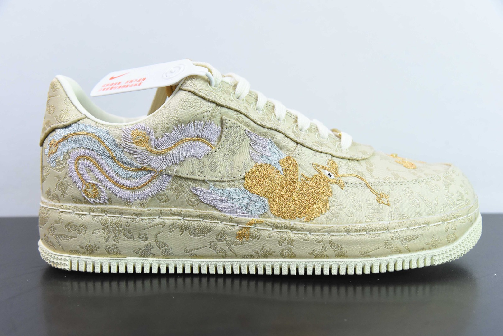 나이키 에어 포스 1 로우 XiXi 용과 봉황이 상서로운 웨딩 슈즈를 선물하는 에어 포스 1 로우탑 스포츠 캐주얼 슈즈 아이템 번호: HJ4285-777 사이즈: 36-44