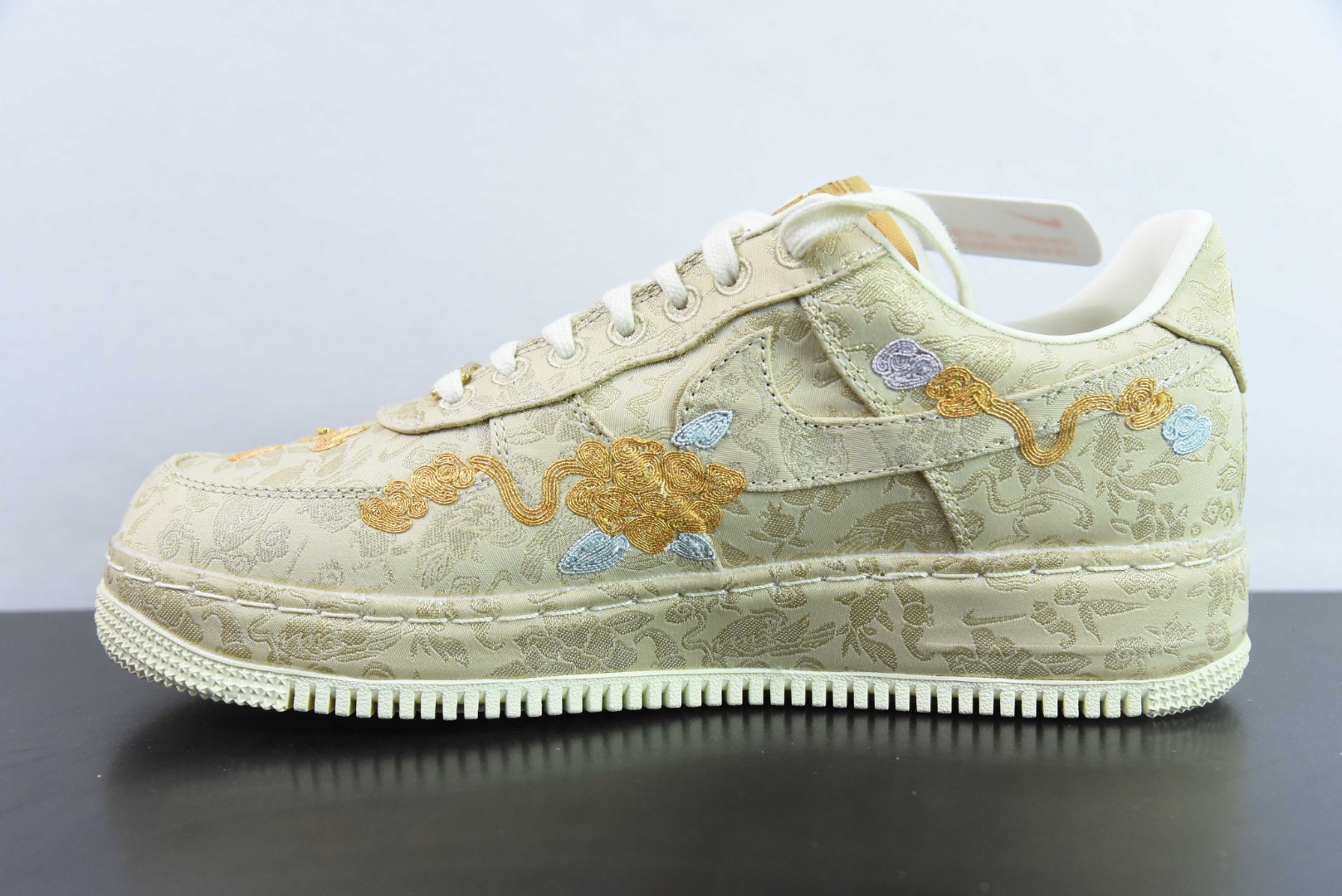 나이키 에어 포스 1 로우 XiXi 용과 봉황이 상서로운 웨딩 슈즈를 선물하는 에어 포스 1 로우탑 스포츠 캐주얼 슈즈 아이템 번호: HJ4285-777 사이즈: 36-44