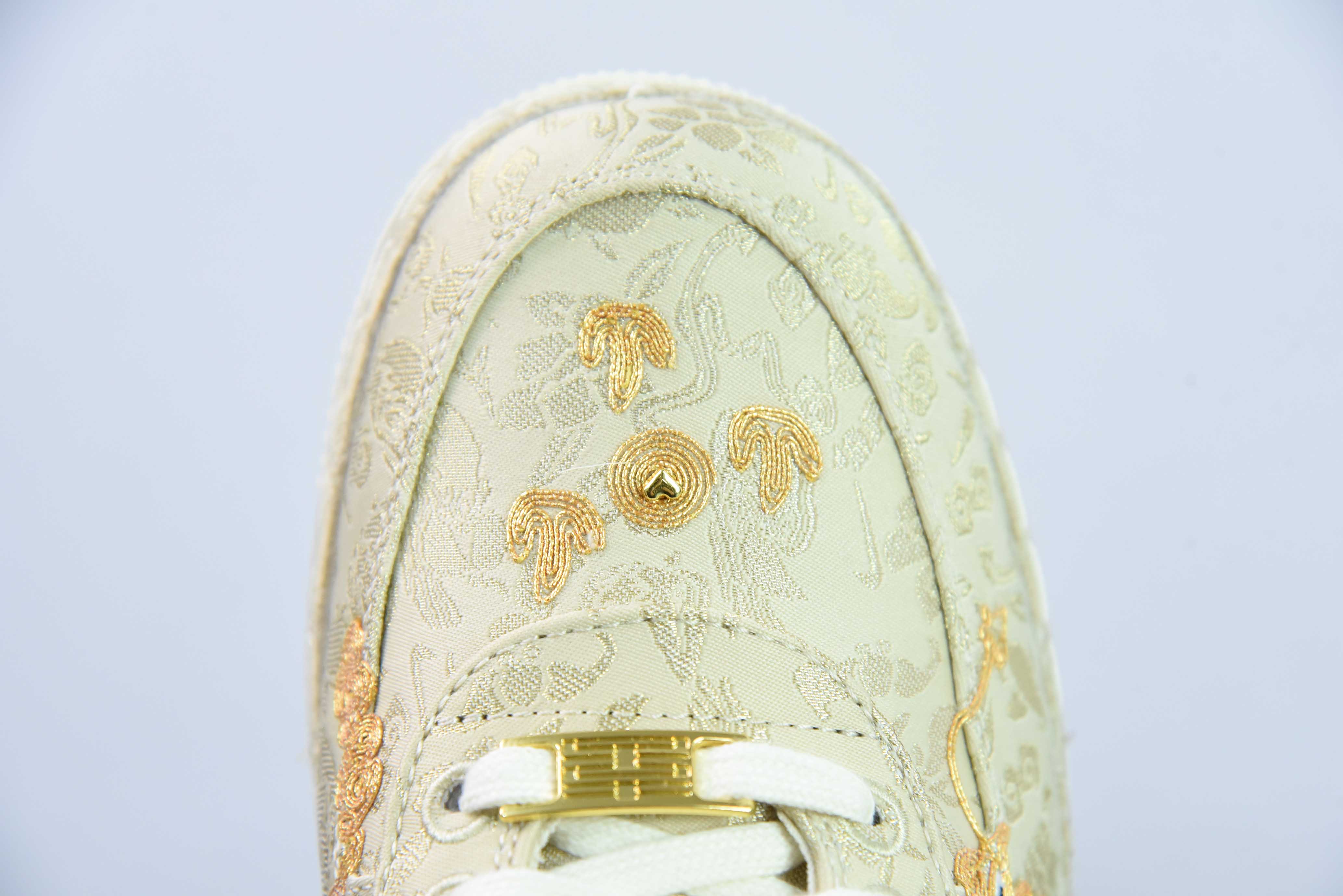 나이키 에어 포스 1 로우 XiXi 용과 봉황이 상서로운 웨딩 슈즈를 선물하는 에어 포스 1 로우탑 스포츠 캐주얼 슈즈 아이템 번호: HJ4285-777 사이즈: 36-44