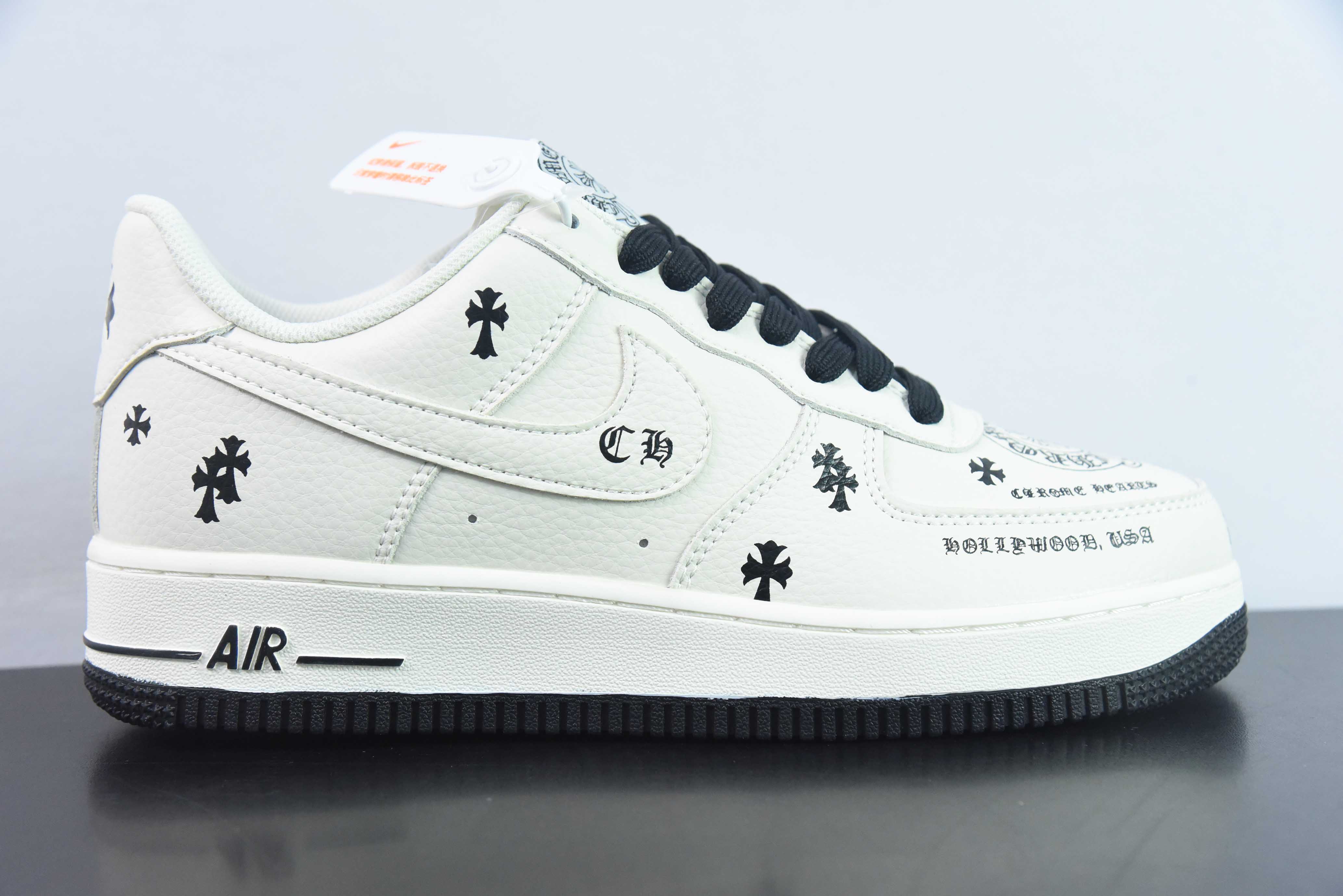 나이키 에어 포스 1 AF1 에어 포스 1/로우탑 화이트와 블랙 크로우 하트 프린트 아이템 번호: KL2307-501 사이즈: 36-44
