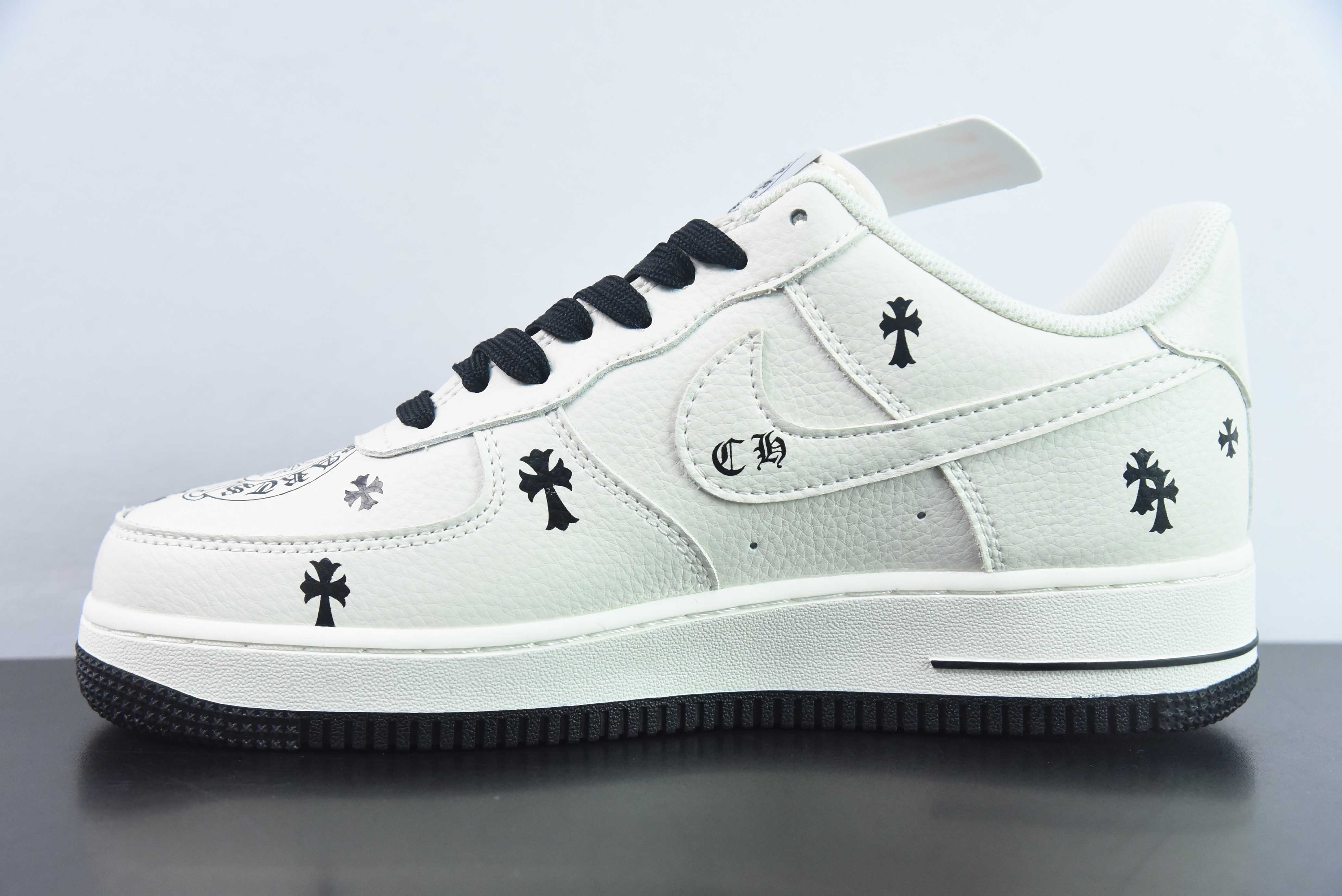 나이키 에어 포스 1 AF1 에어 포스 1/로우탑 화이트와 블랙 크로우 하트 프린트 아이템 번호: KL2307-501 사이즈: 36-44