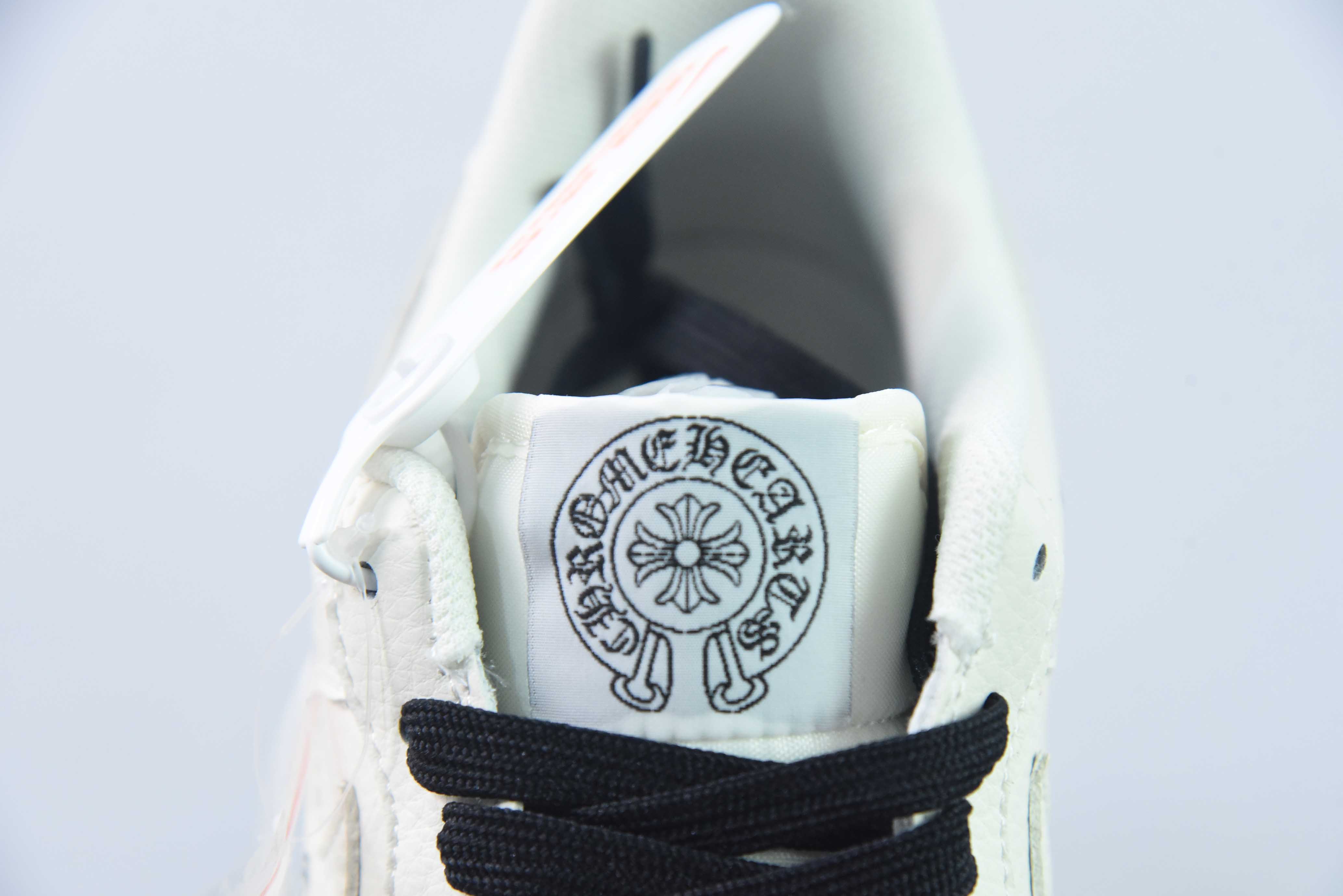 나이키 에어 포스 1 AF1 에어 포스 1/로우탑 화이트와 블랙 크로우 하트 프린트 아이템 번호: KL2307-501 사이즈: 36-44