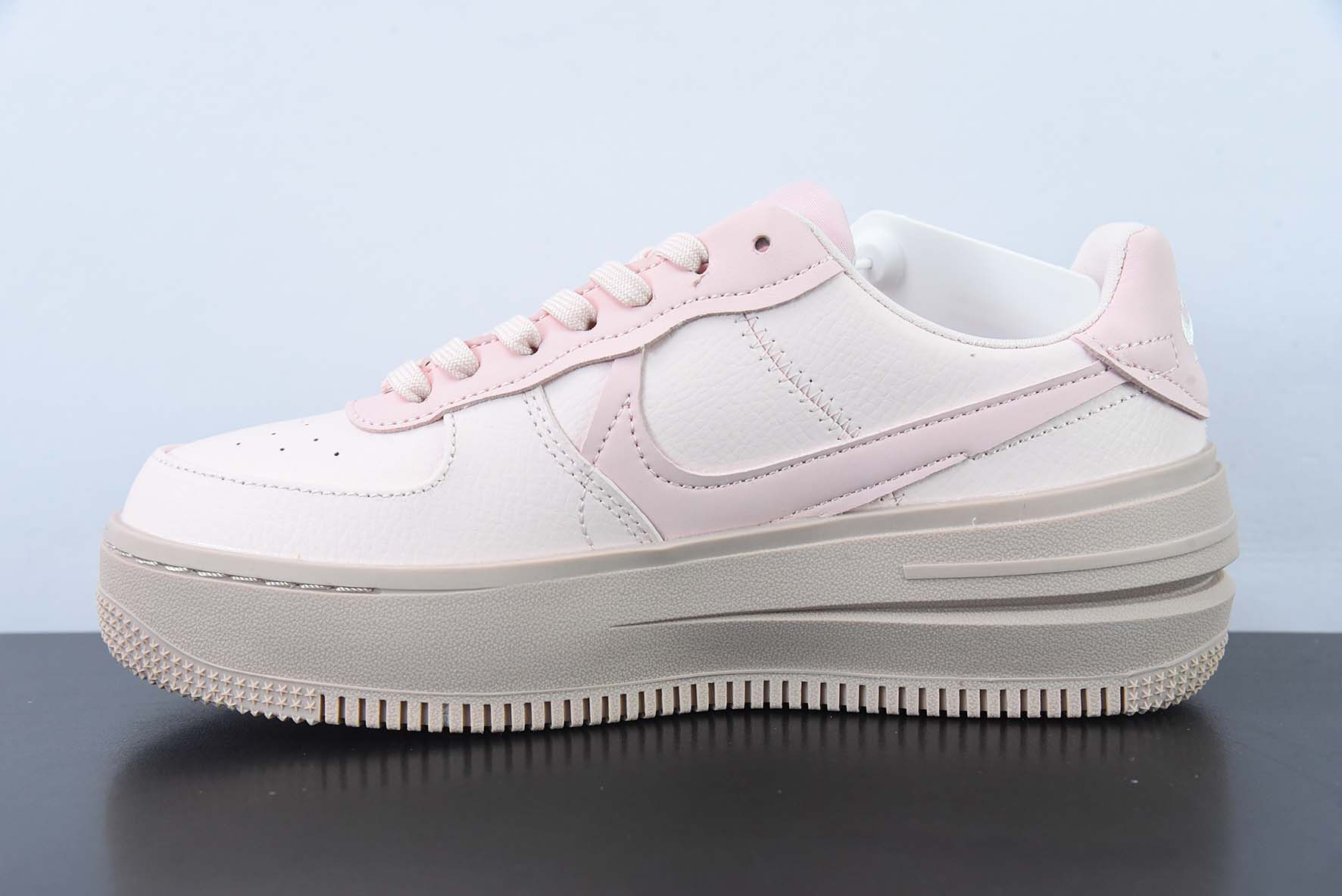 에어 포스 1 PLT.AF.ORM 핑크 에어 포스 원 브랜드 뉴 로우 탑 캐주얼 보드 슈즈 DJ9946-600 사이즈: 36-44