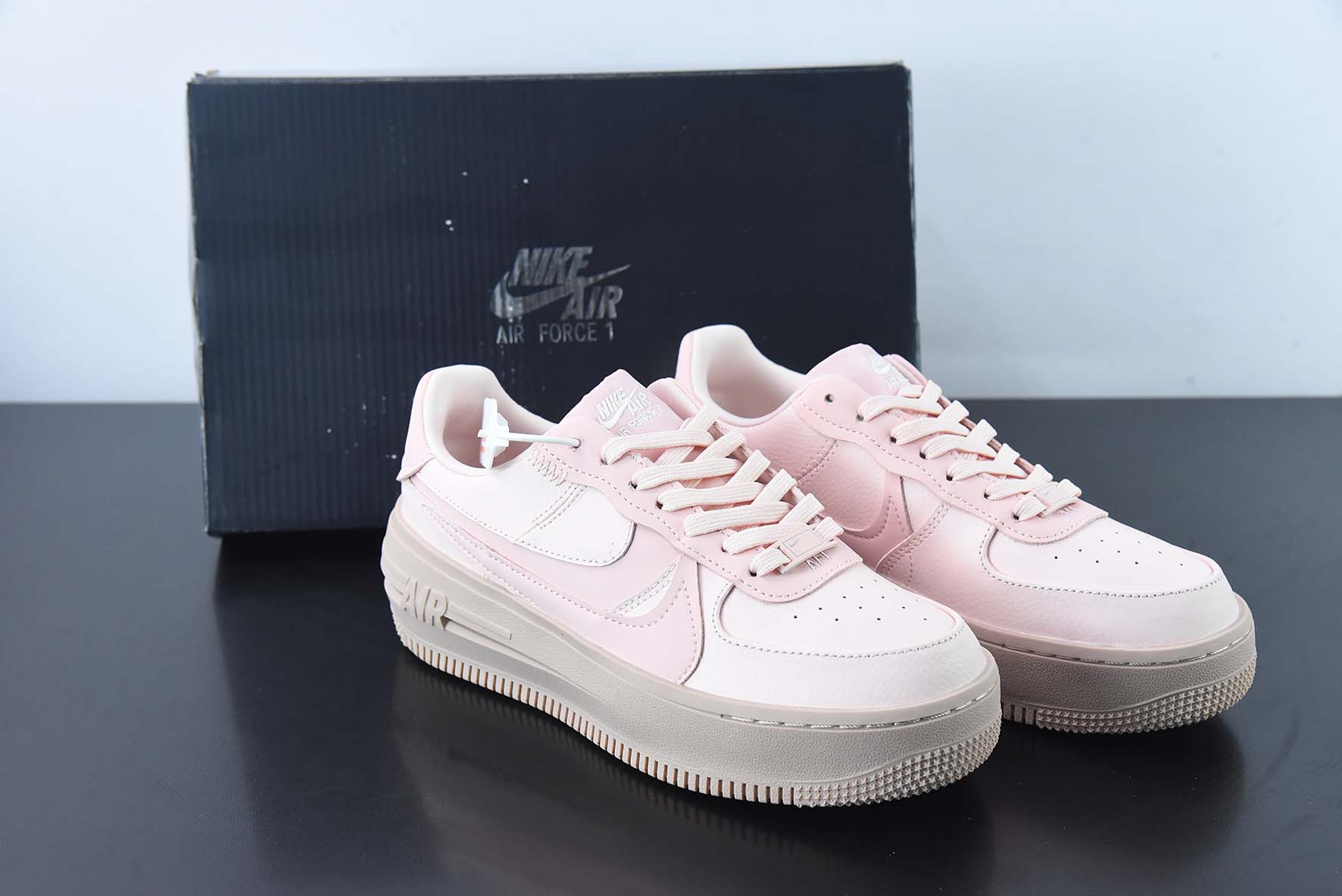 에어 포스 1 PLT.AF.ORM 핑크 에어 포스 원 브랜드 뉴 로우 탑 캐주얼 보드 슈즈 DJ9946-600 사이즈: 36-44