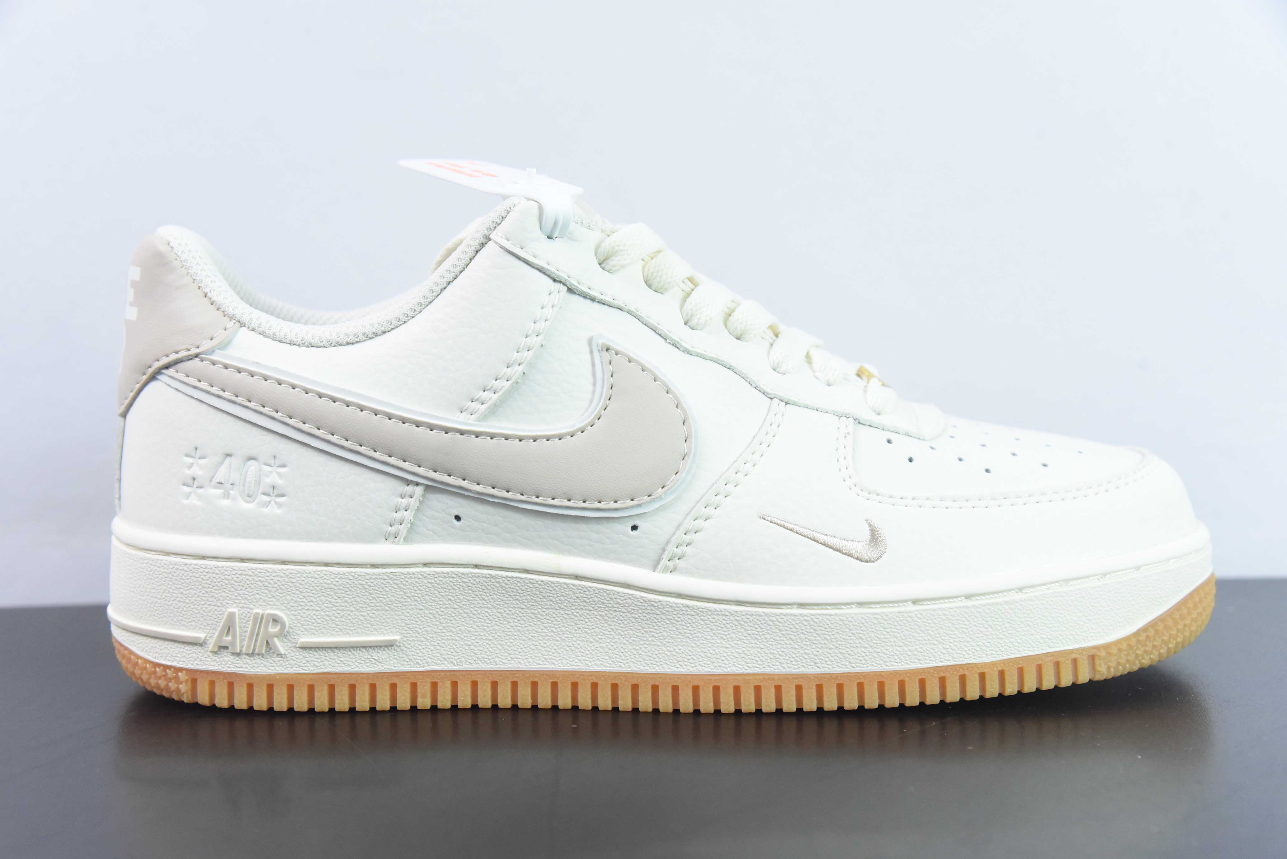 나이키 에어 포스 1 AF1 에어 포스 원/로우탑 화이트 파우더 자수 40주년 에디션 품목 번호: WA0531-305 사이즈: 36-44