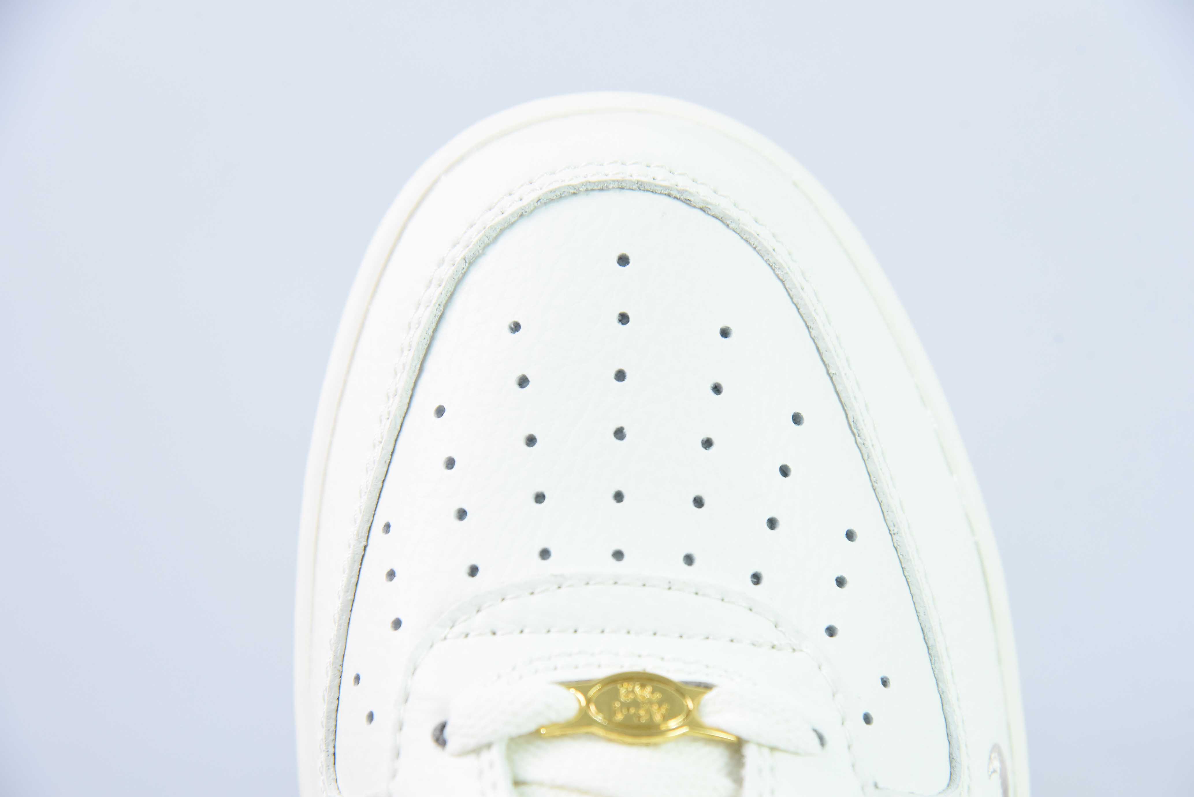 나이키 에어 포스 1 AF1 에어 포스 원/로우탑 화이트 파우더 자수 40주년 에디션 품목 번호: WA0531-305 사이즈: 36-44