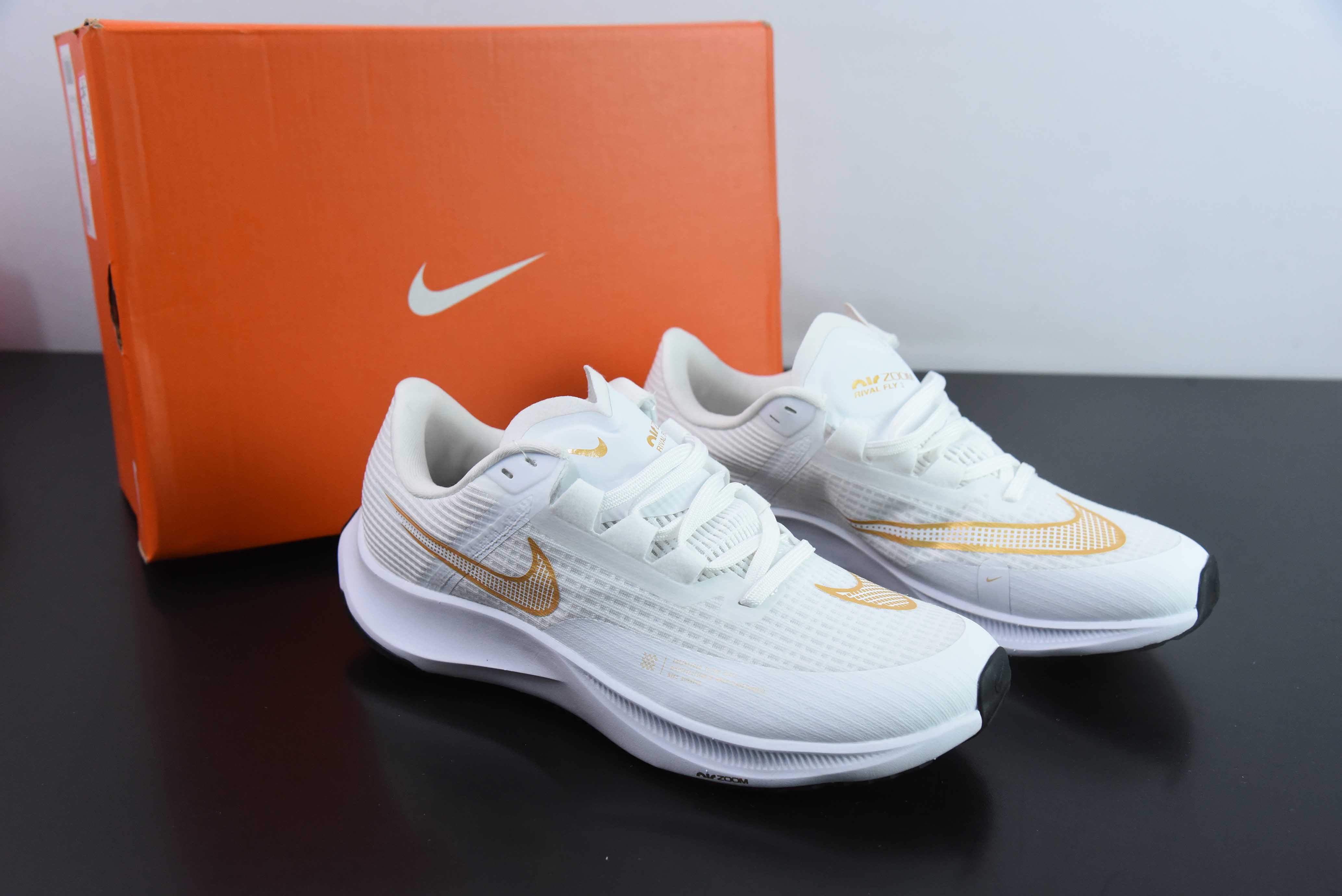 나이키 에어 줌 라이벌 플라이 3. 초경량 러닝화 패브릭 충격흡수 경량 러닝화 아이템 번호: CT2405-606 사이즈: 39-46