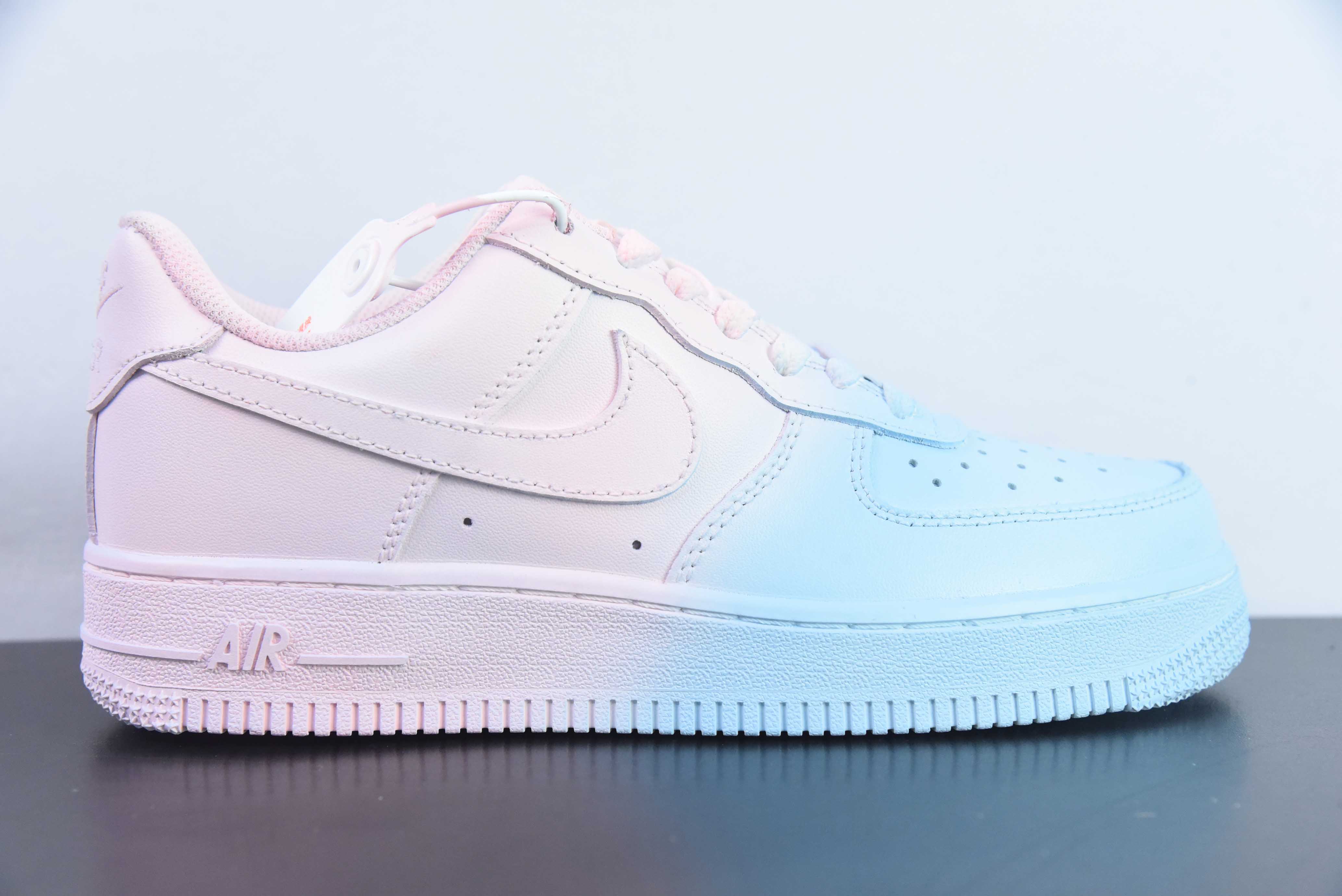 나이키 에어 포스 1 로우 발렌타인 데이 그라데이션 에어 포스 1 로우 탑 운동 캐주얼 보드 슈즈 아이템: QR2023-707 사이즈: 36-44