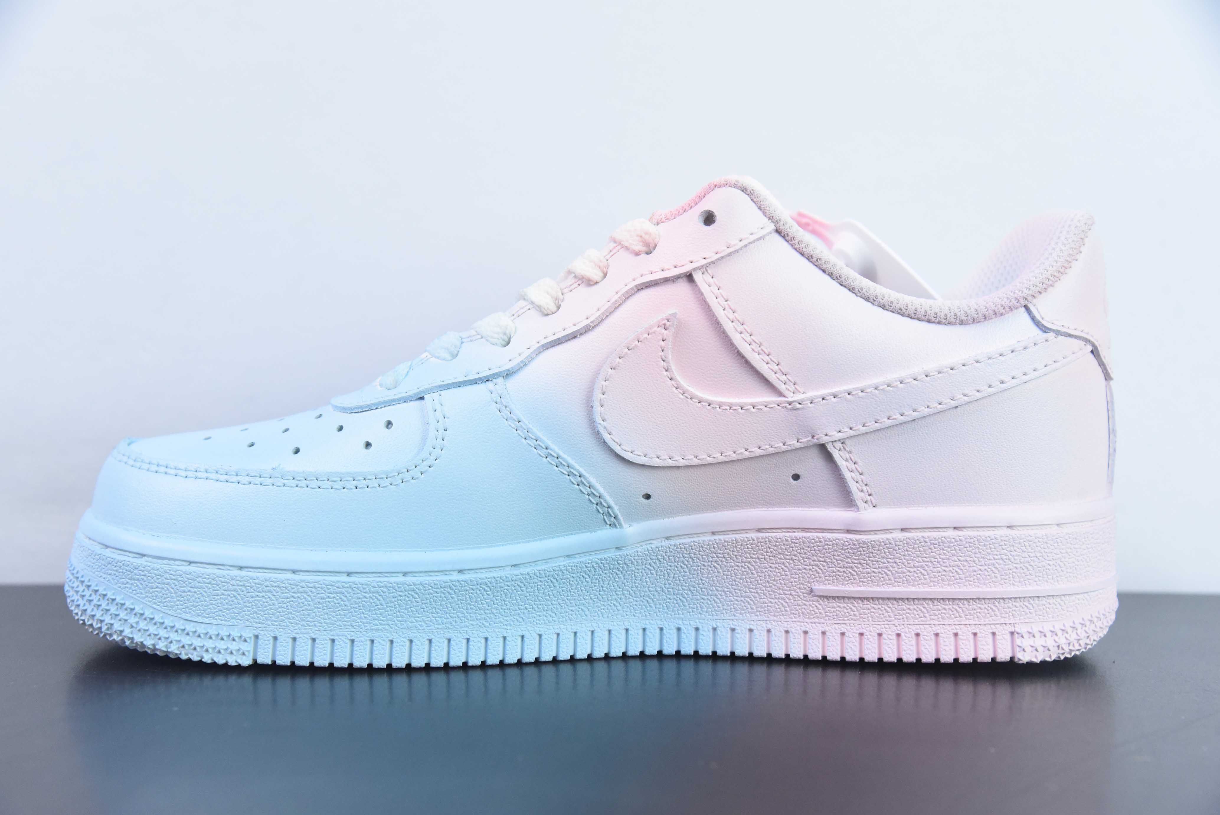 나이키 에어 포스 1 로우 발렌타인 데이 그라데이션 에어 포스 1 로우 탑 운동 캐주얼 보드 슈즈 아이템: QR2023-707 사이즈: 36-44