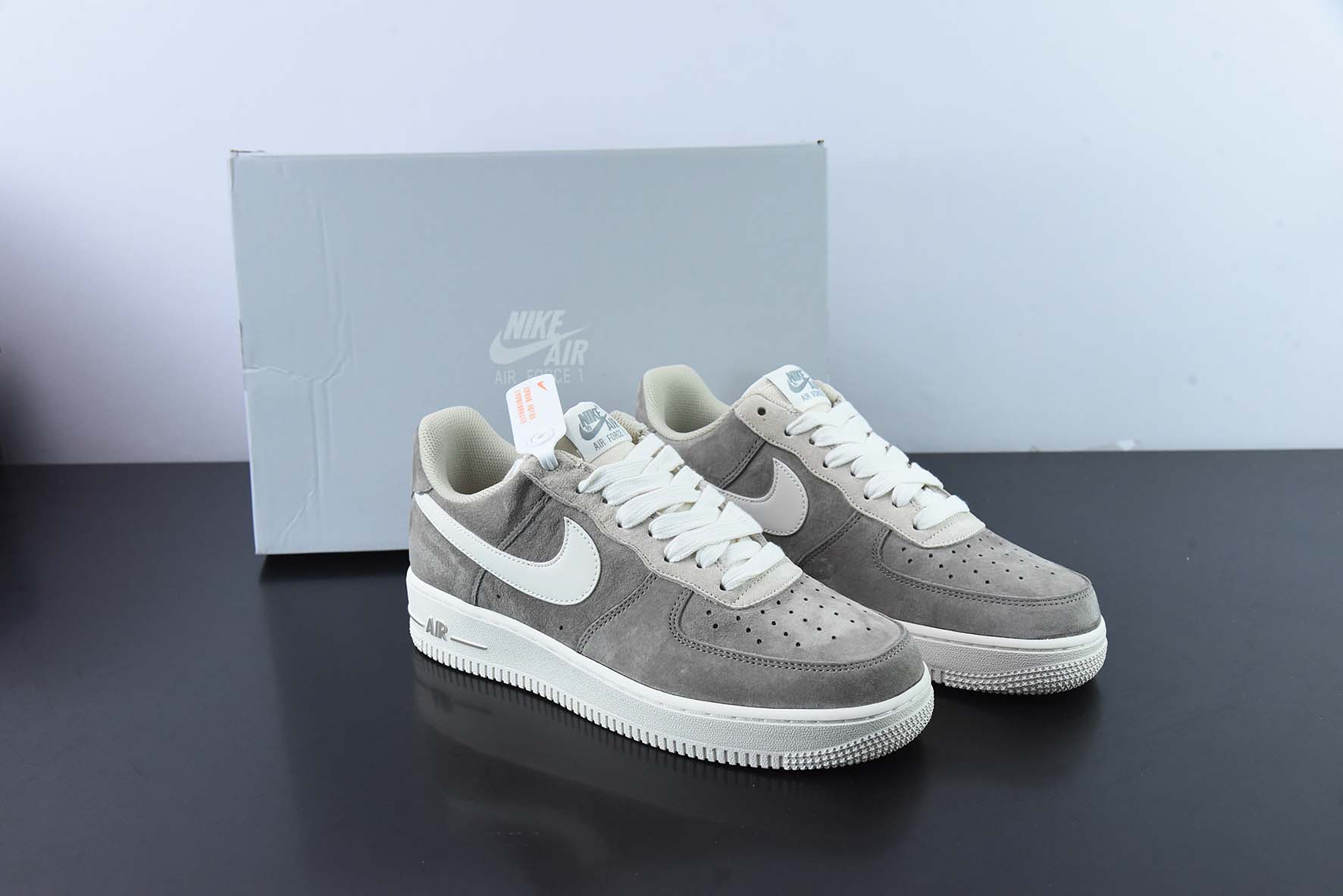 나이키 에어 포스 1 로우 07 다크 그레이와 화이트 스티치 에어 포스 1 로우탑 캐주얼 슈즈 아이템: GE8969-228 사이즈: 36-44