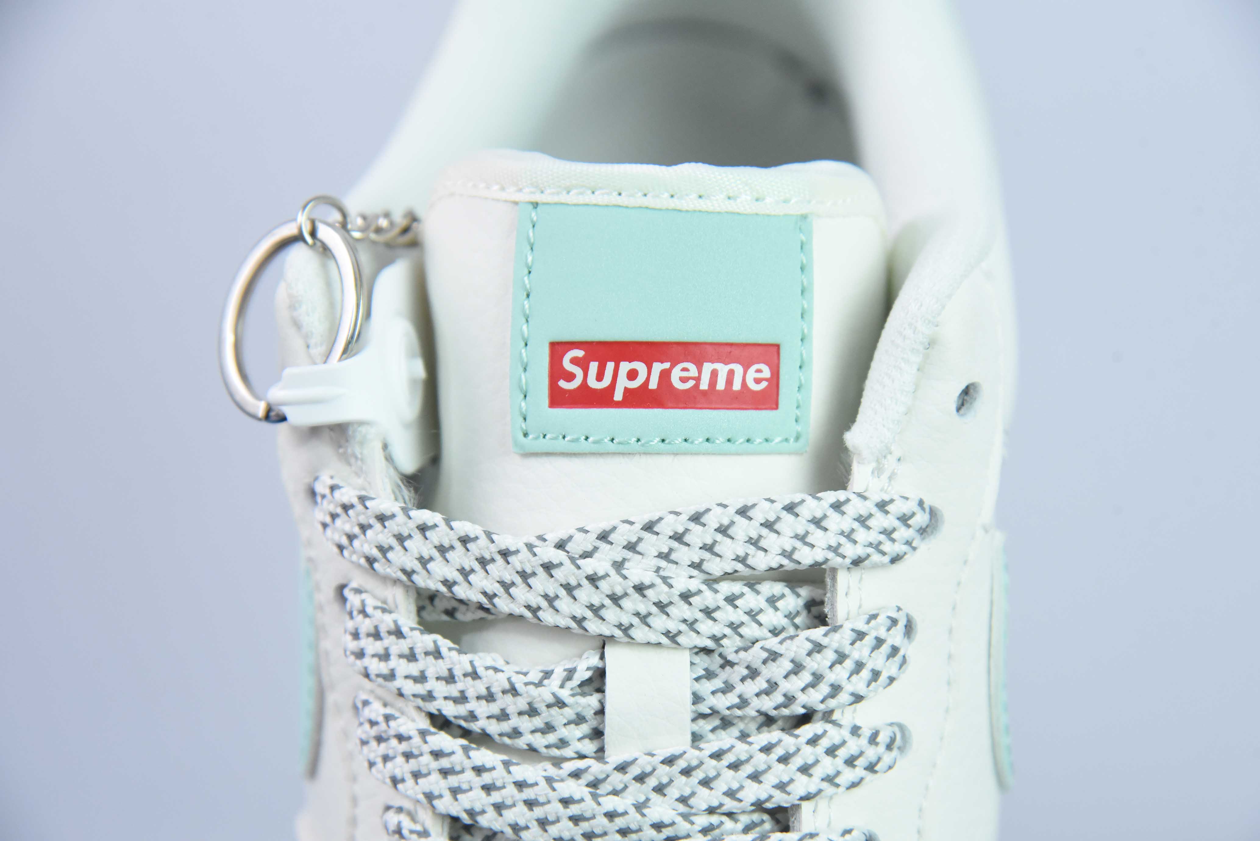 나이키 에어 포스 1 로우 07 x 슈프림 화이트 라이트 그린 풀 스카이 스타 제품 번호: HD1968 023 사이즈: 36-44