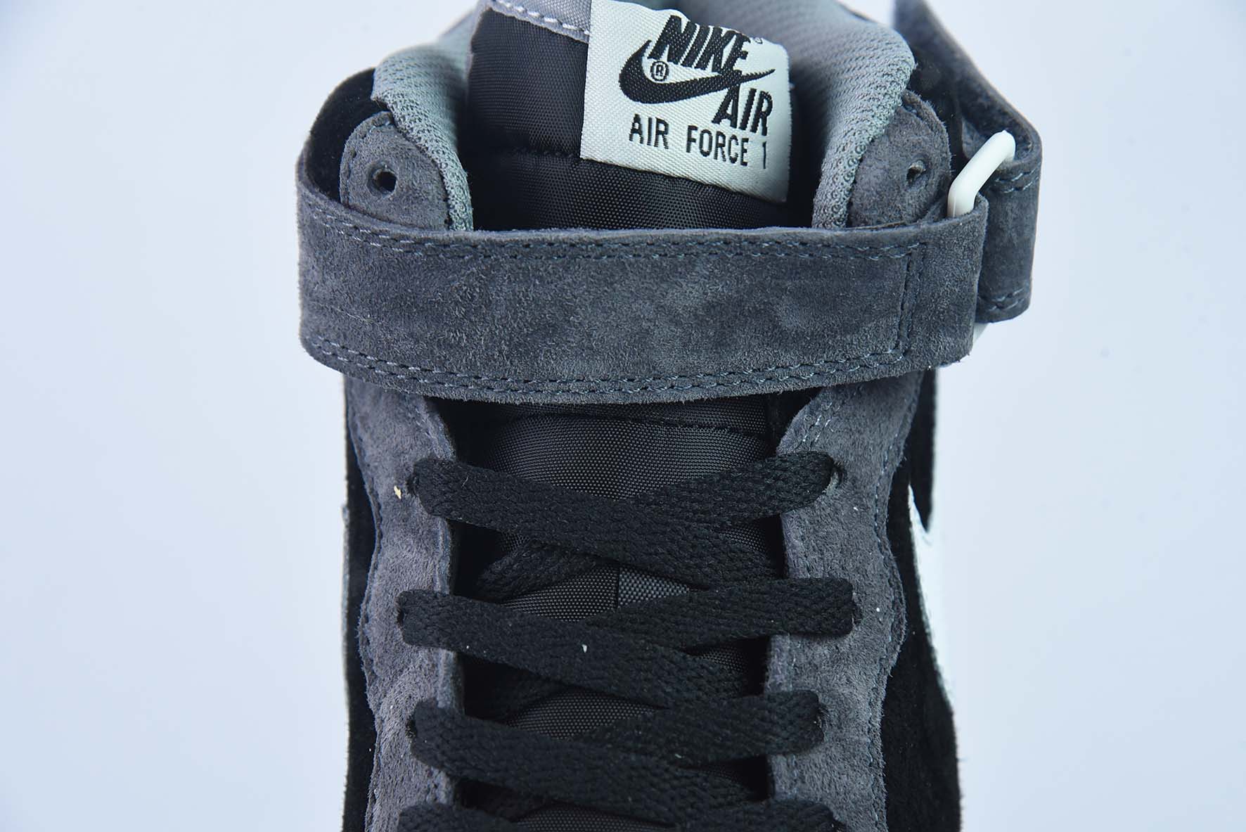 나이키 에어 포스 1 미드 07 올 스웨이드 다크 그레이 에어 포스 1 미드 탑 아이템 번호: QT3369-996 사이즈: 36-44