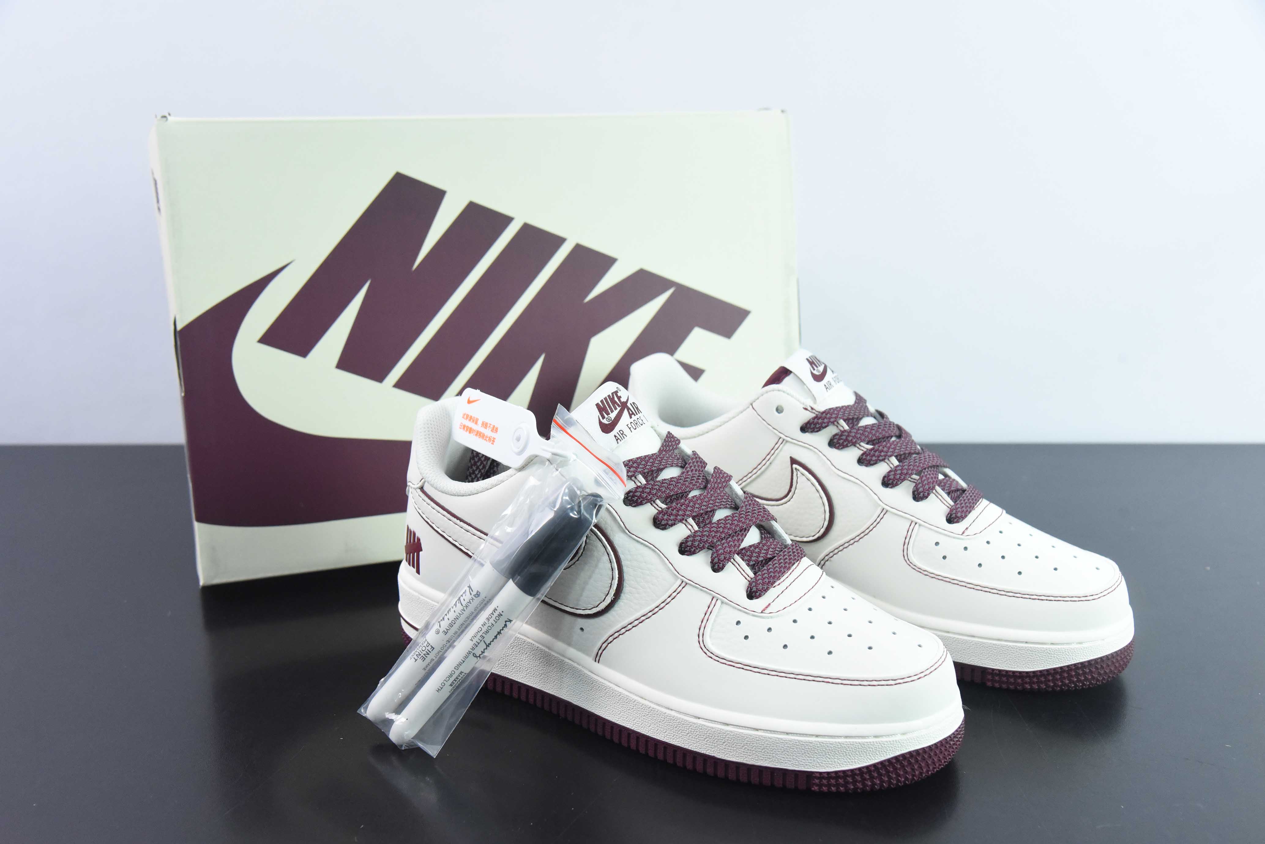 UNDEFEATED x Nike Air Force 1 07 Low 가죽 베이지 화이트 와인 레드 카 라인 파이브 바 3M 반사 UN3699-022 사이즈: 36-44