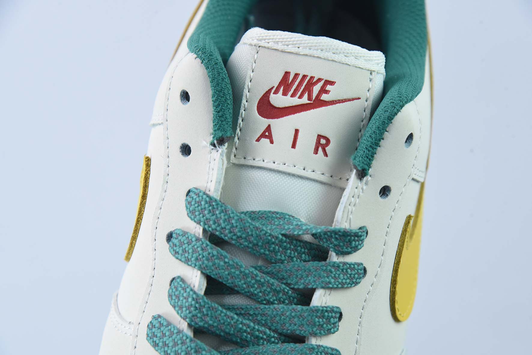 나이키 에어 포스 1 07 로우 구찌 공동 브랜드-크리스마스 에어 포스 원 로우탑 상품 번호: HX123-002 사이즈: 36-44