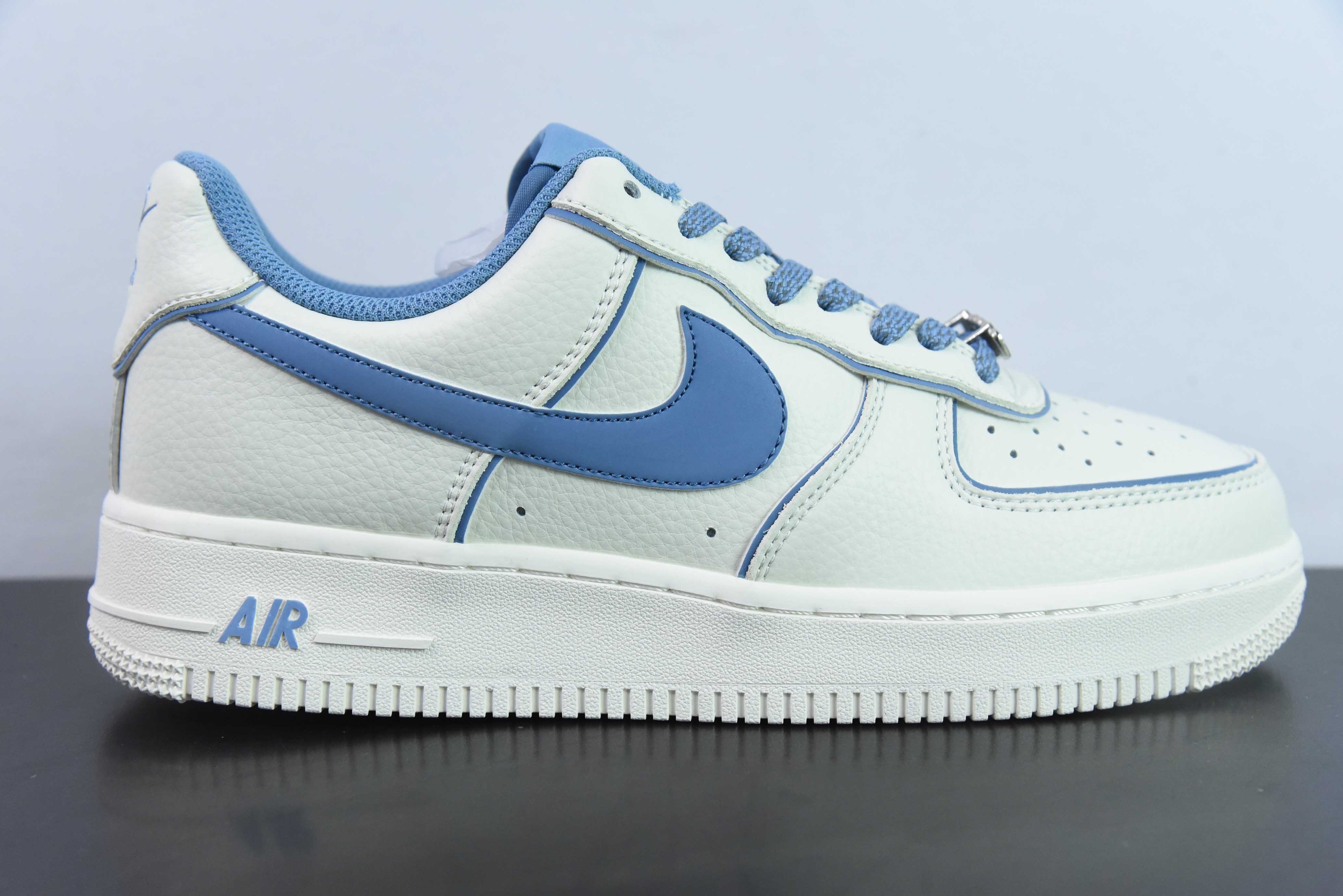 나이키 에어 포스 1 07 로우 베이지 및 블루 컬러풀 나이트메어 에어 포스 1 로우탑 스포츠 및 레저 신발 상품 번호: UH8958-122 사이즈: 36-44