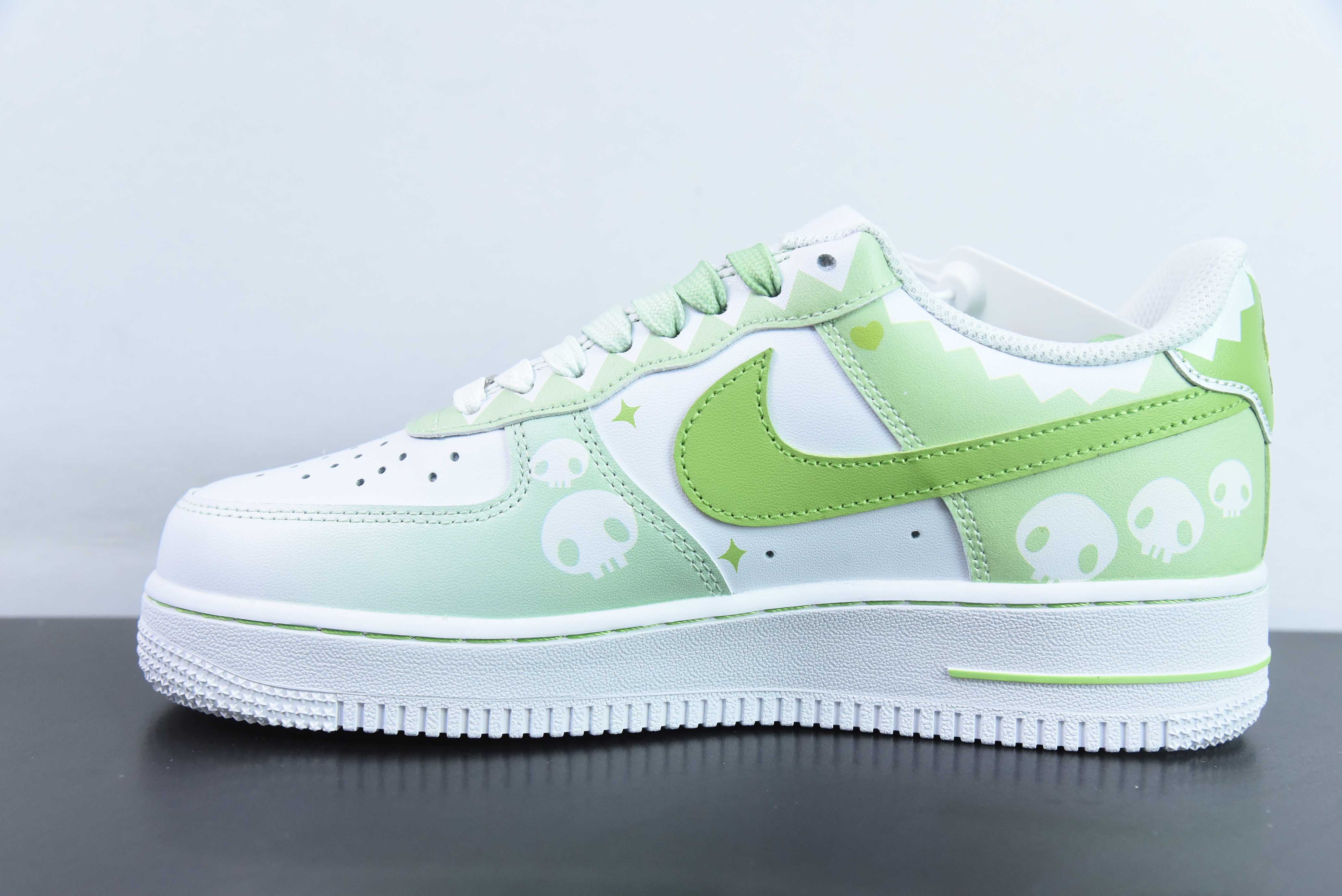 나이키 에어 포스 1 07 로우 화이트 그린 장난 인형 상품 번호: CW2288-111 사이즈: 36-44