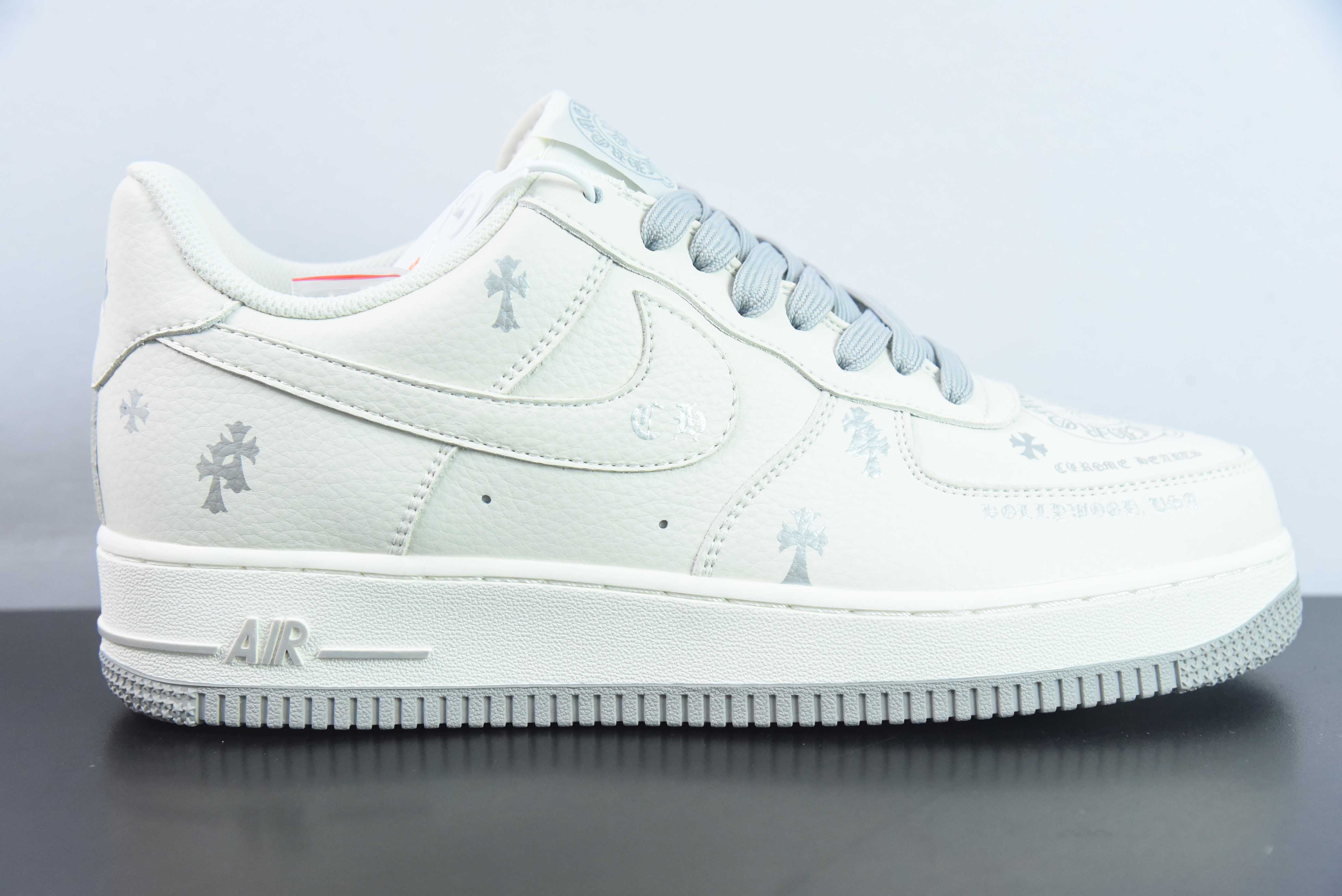 크록스/크롬 하트 x 나이키 에어 포스 1 07 로우 크롬 하트 에어 포스 1 아이템 번호: KL2307-502 사이즈: 36-44