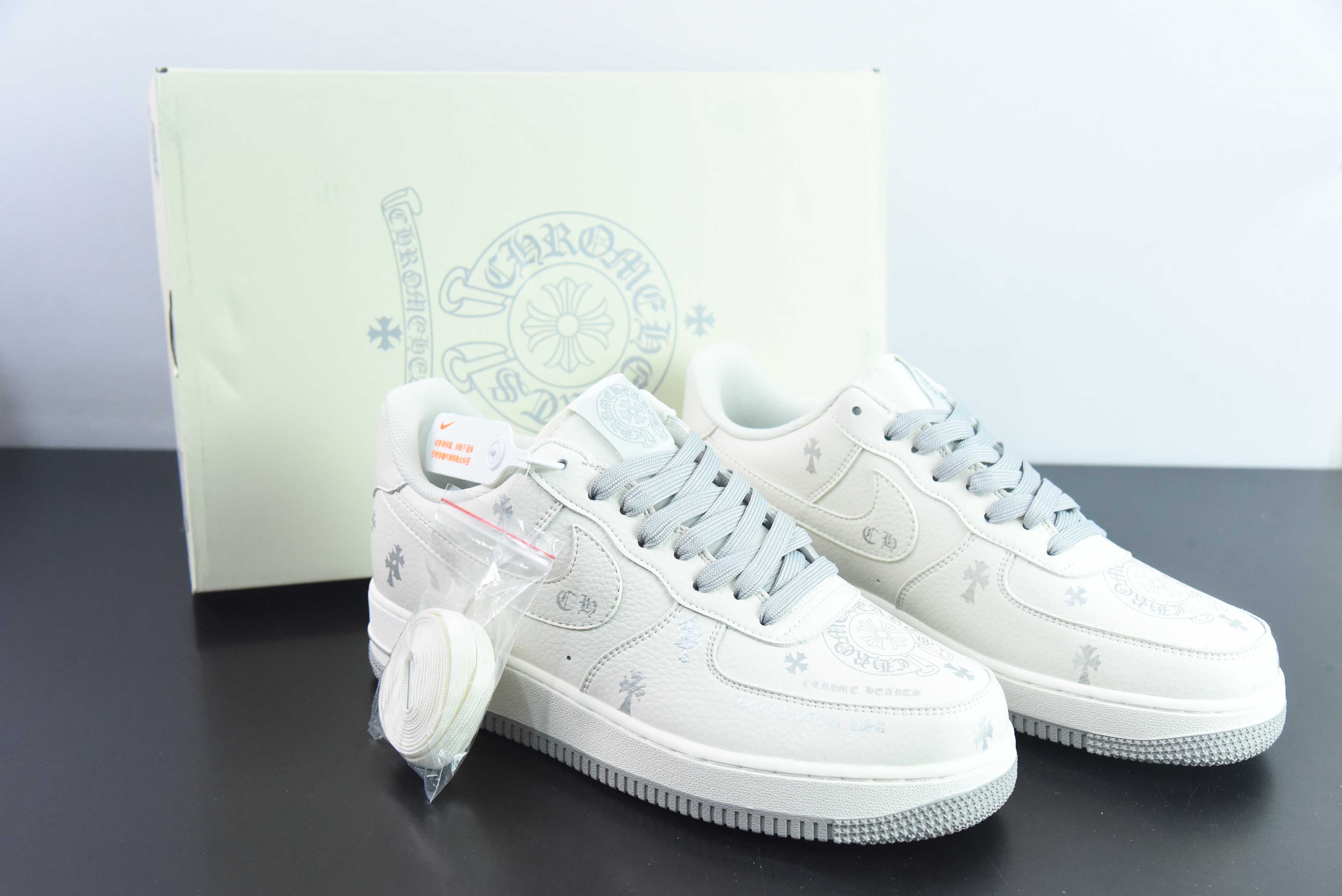 크록스/크롬 하트 x 나이키 에어 포스 1 07 로우 크롬 하트 에어 포스 1 아이템 번호: KL2307-502 사이즈: 36-44