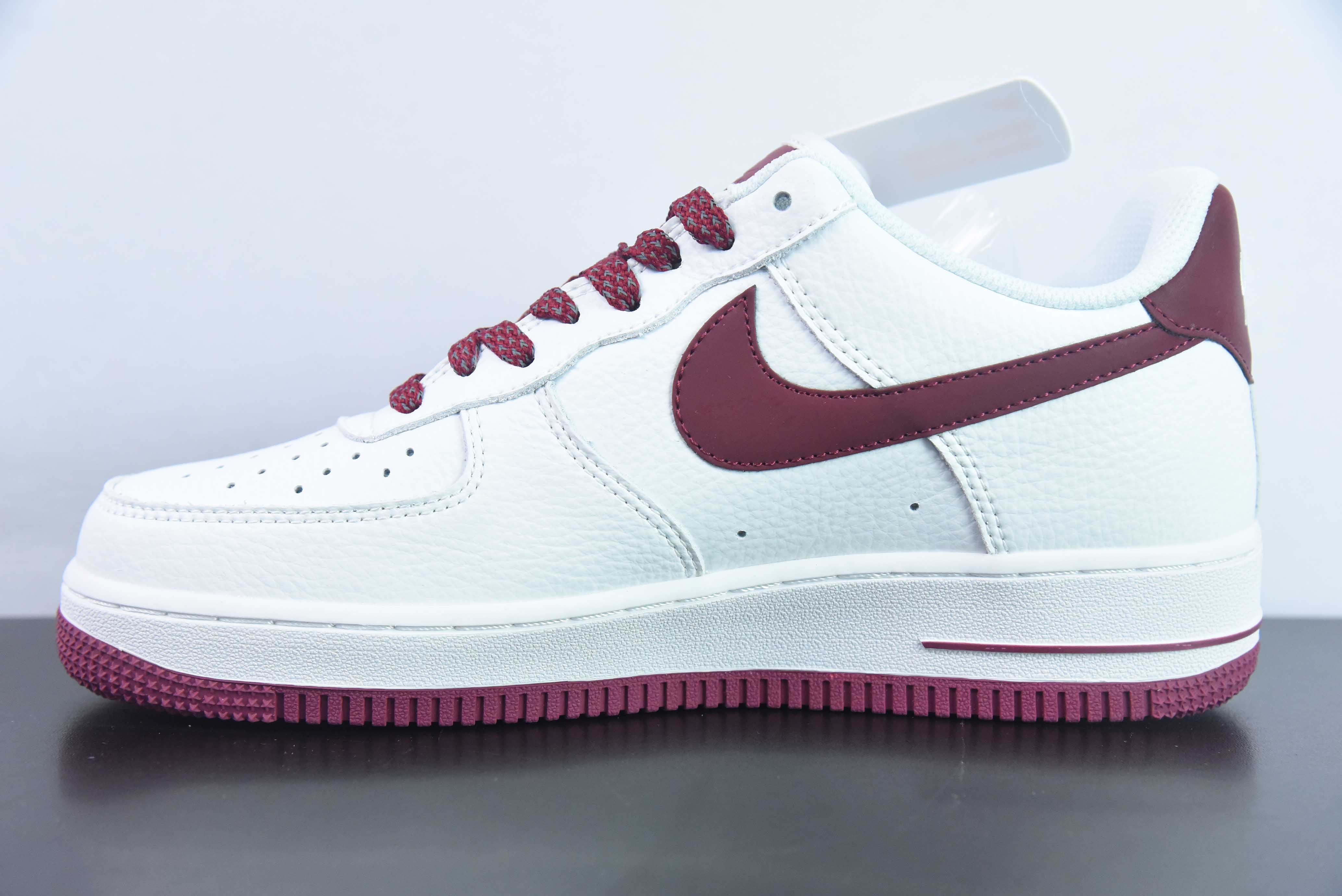 나이키 에어 포스 1 AF1 에어 포스 1 로우탑 화이트 레드 와인 레드 시그니처 프린트 아이템 번호: LO1718-059 사이즈: 36-44