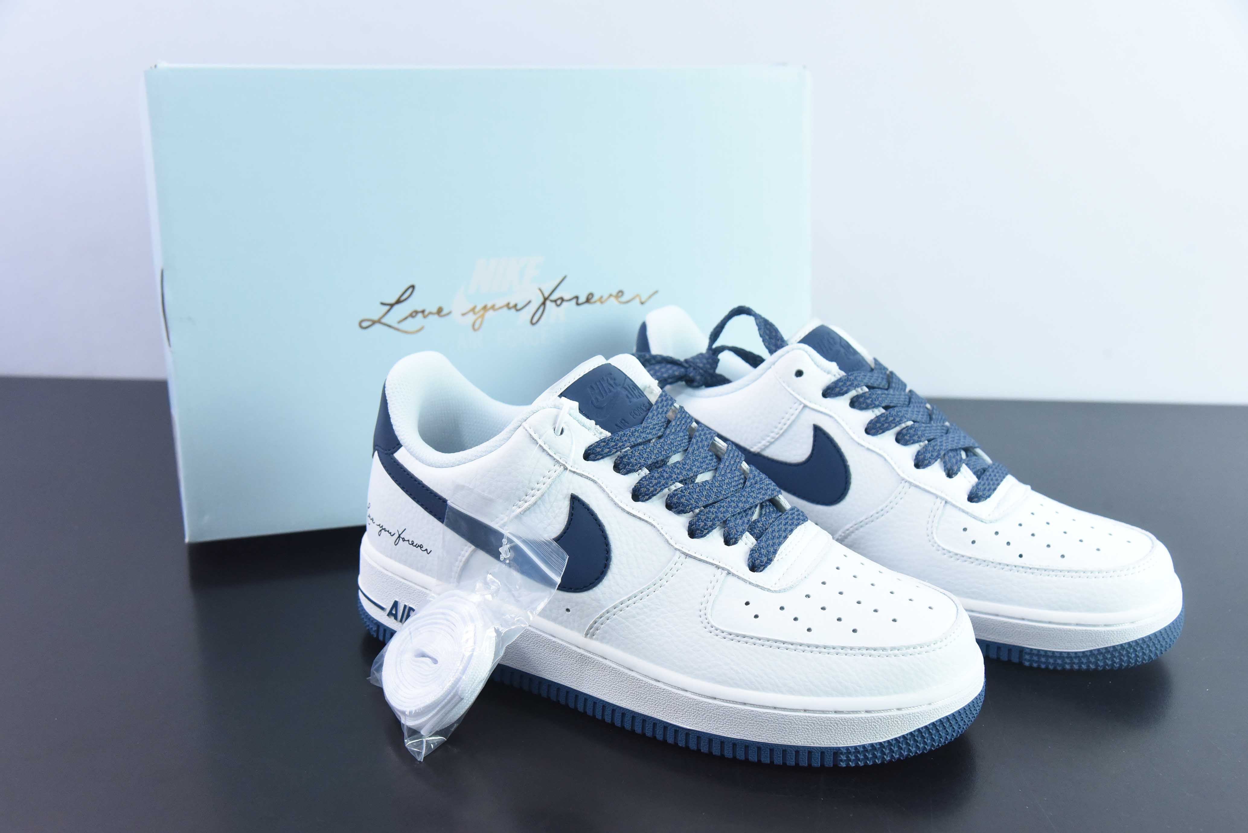 NOCTA x 나이키 에어 포스 1 로우 인증 된 연인 소년 화이트 네이비 블루 반사 L01718-056 사이즈 : 36-44를 사랑하는 소년이있는 에어 포스 1 클래식 로우 탑