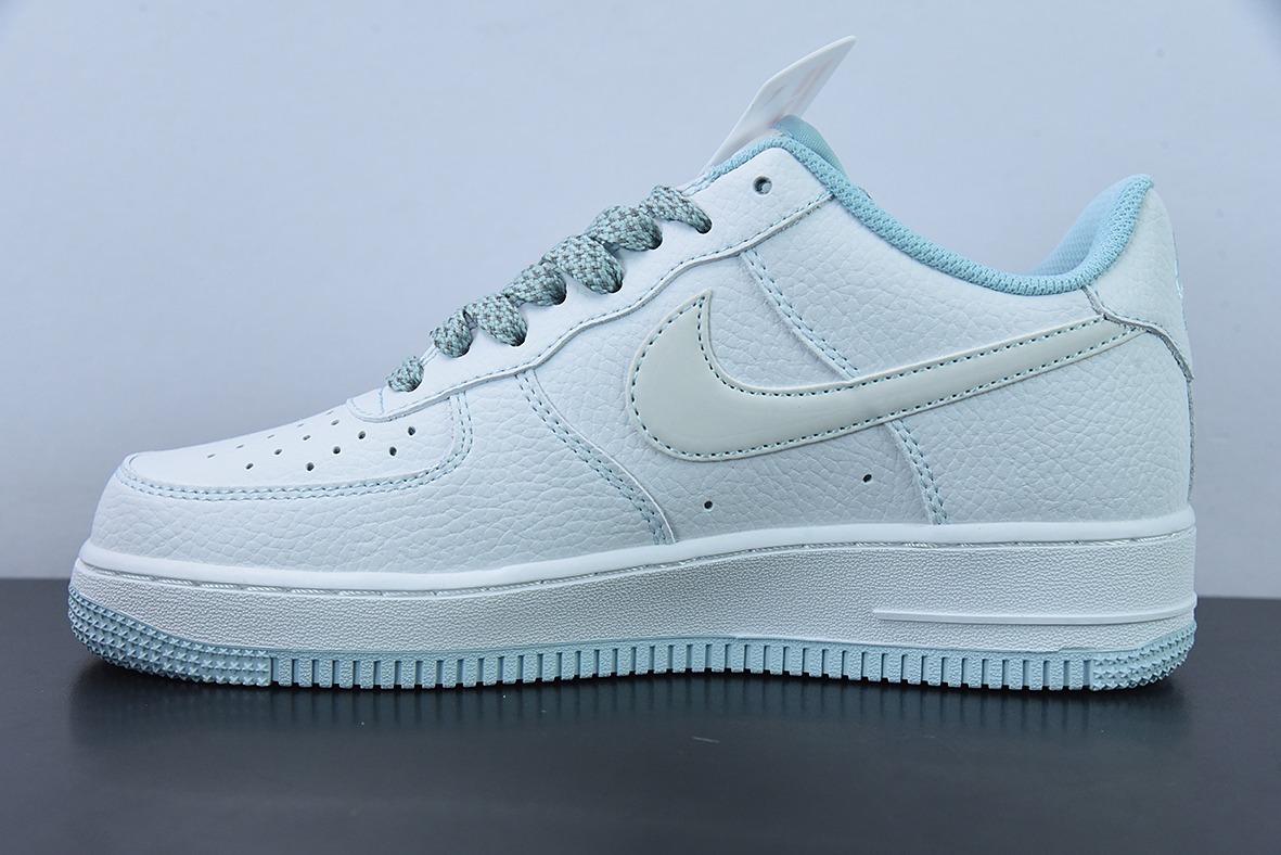 나이키 에어 포스 1 07 로우 화이트 블루 컬러 에어 포스 1 마크 라인 별이 가득한 로우탑 캐주얼 보드숏 아이템 번호 UO6369-568 사이즈: 36-44