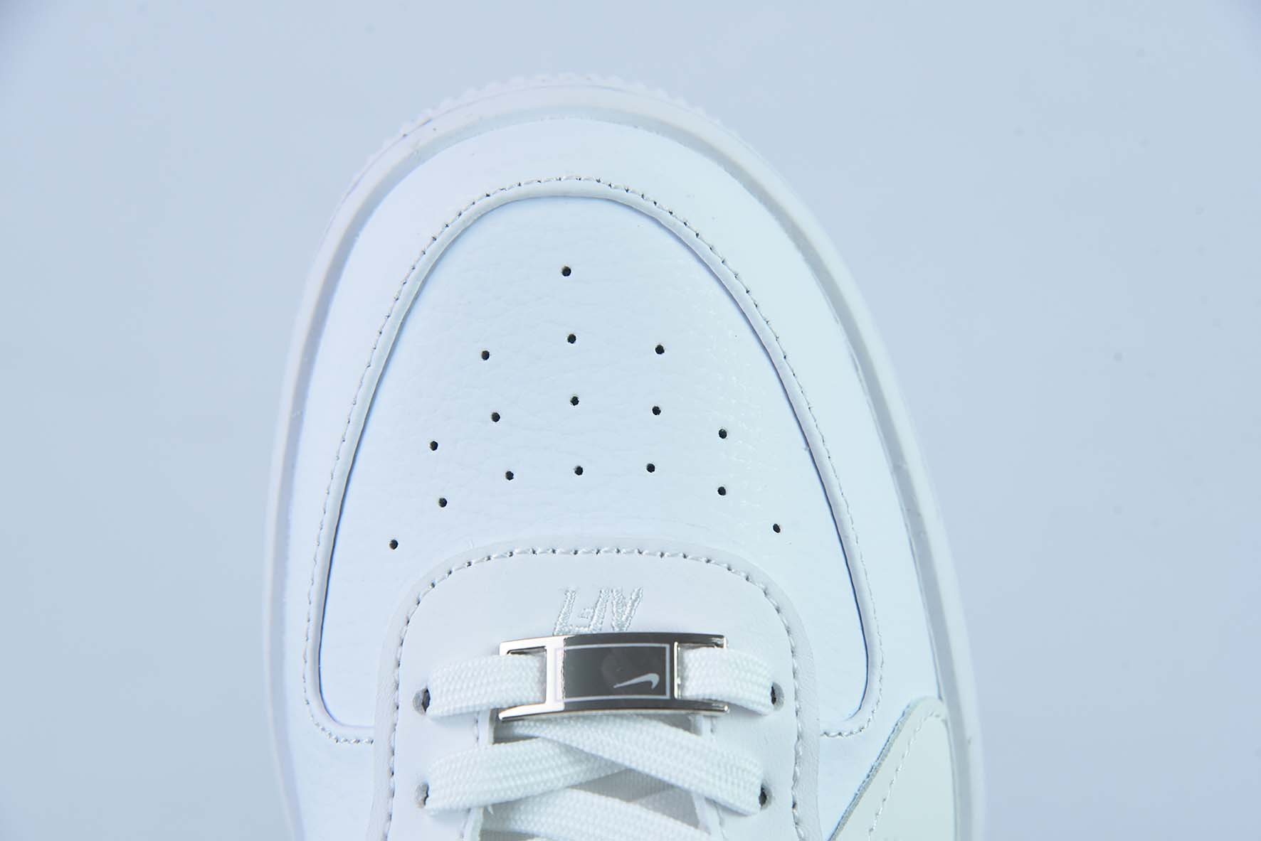 에어 포스1 로우 PLTAF.ORM 트리플 화이트 변형 더블 레이어 바텀 에어 포스 원 ‘디컨스트럭티드 올 화이트’ DJ9946-100 사이즈: 36-44