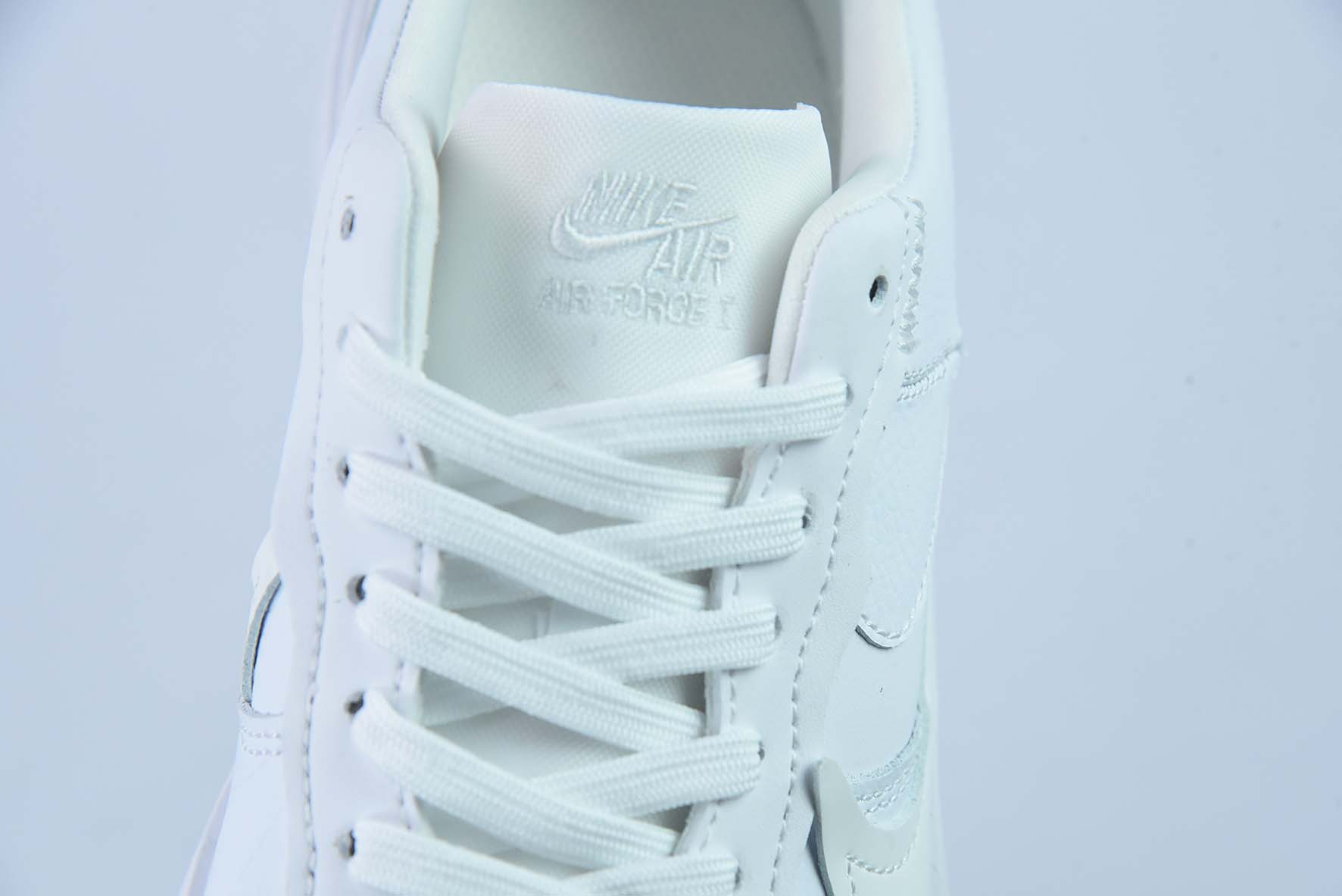 에어 포스1 로우 PLTAF.ORM 트리플 화이트 변형 더블 레이어 바텀 에어 포스 원 ‘디컨스트럭티드 올 화이트’ DJ9946-100 사이즈: 36-44