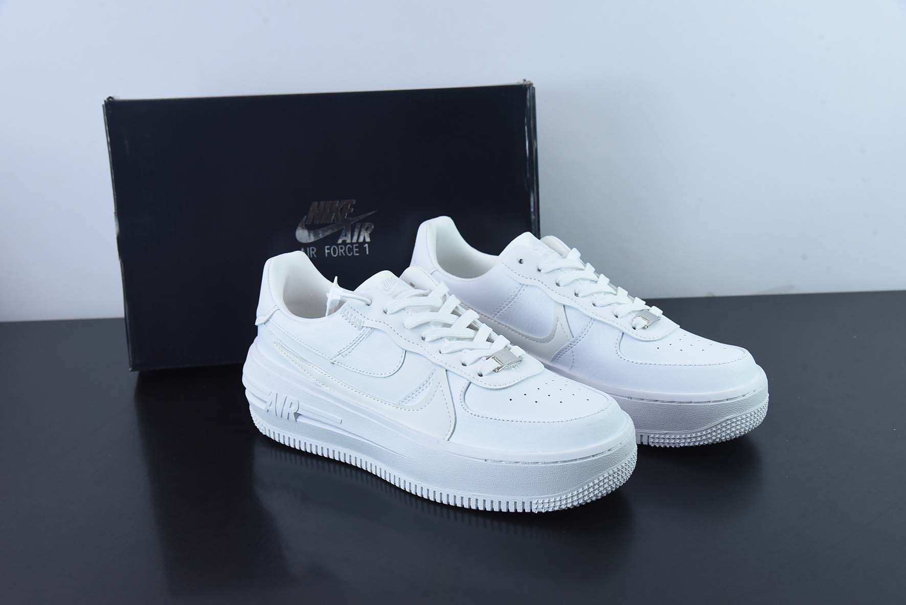에어 포스1 로우 PLTAF.ORM 트리플 화이트 변형 더블 레이어 바텀 에어 포스 원 ‘디컨스트럭티드 올 화이트’ DJ9946-100 사이즈: 36-44
