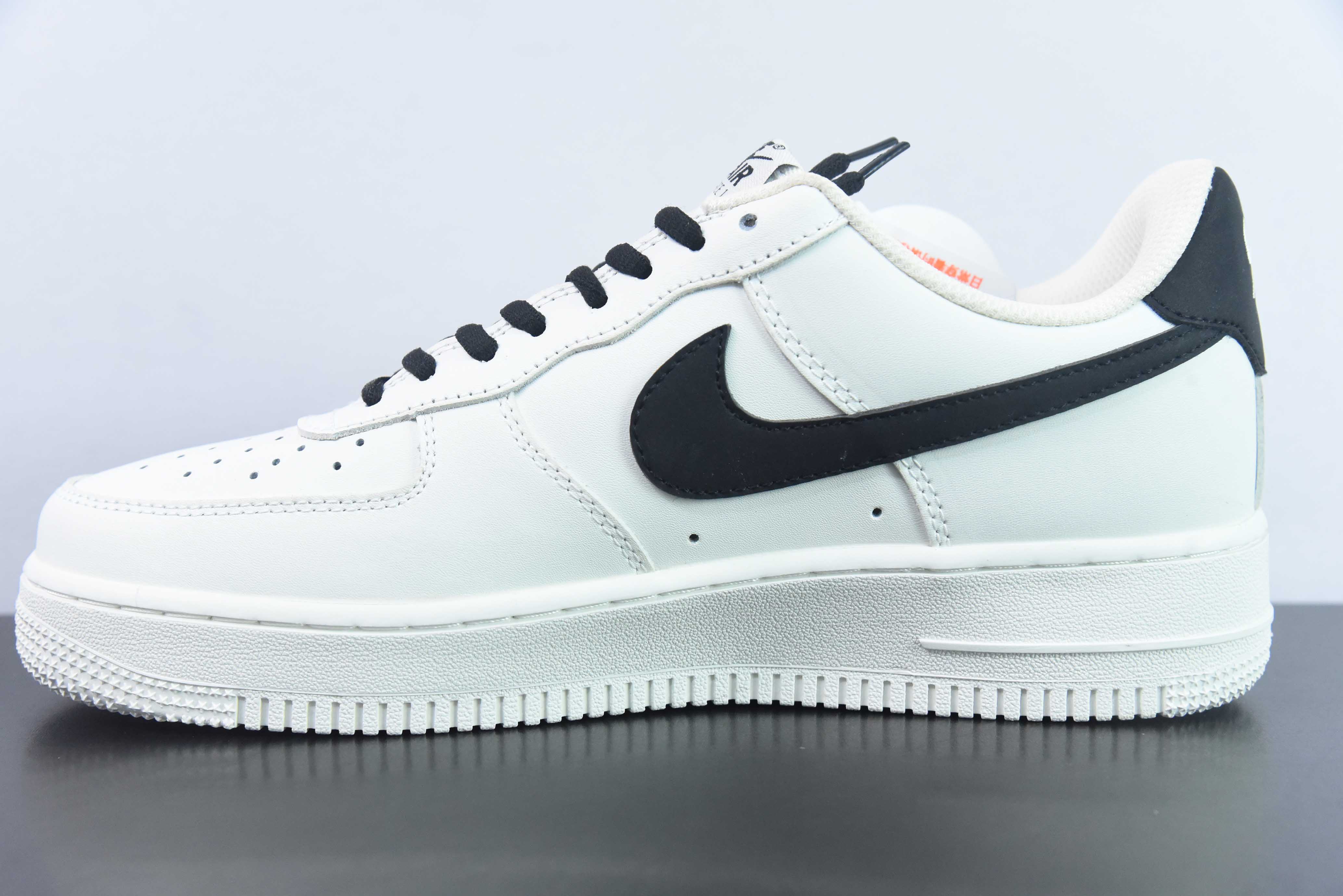 나이키 에어 포스 1 AF1 에어 포스 원/로우탑 화이트 및 블랙 레터 자수 품목 번호: NY220711 사이즈: 36-44