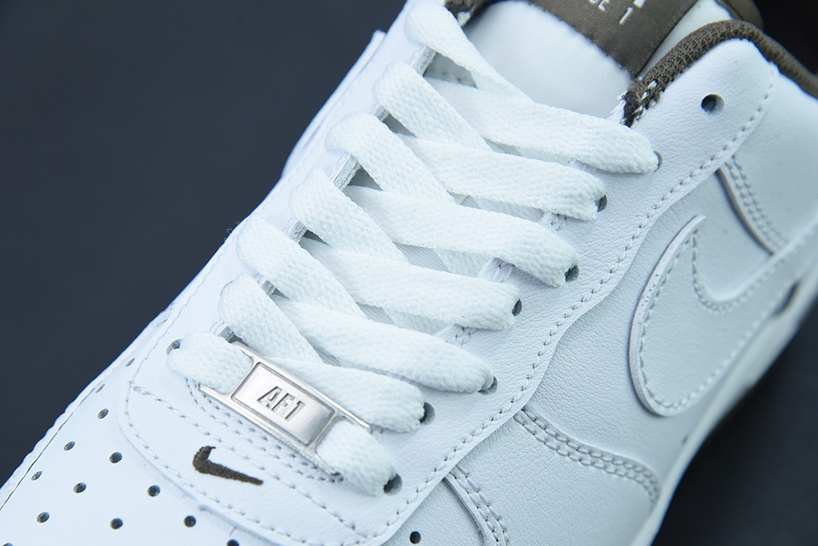 에어 포스 1 나이키 로우 화이트 브라운 에어 포스 1 로우 탑 아이템 번호: DO5220 162 사이즈: 36-44