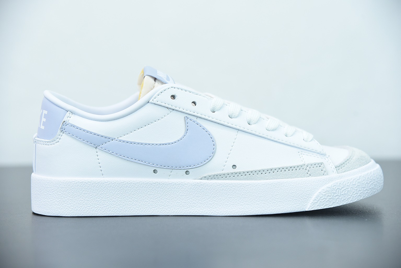 NK 블레이저 미드77 인피니트 화이트 라이트 블루 품목 번호: DC4769-103 사이즈: 36-39