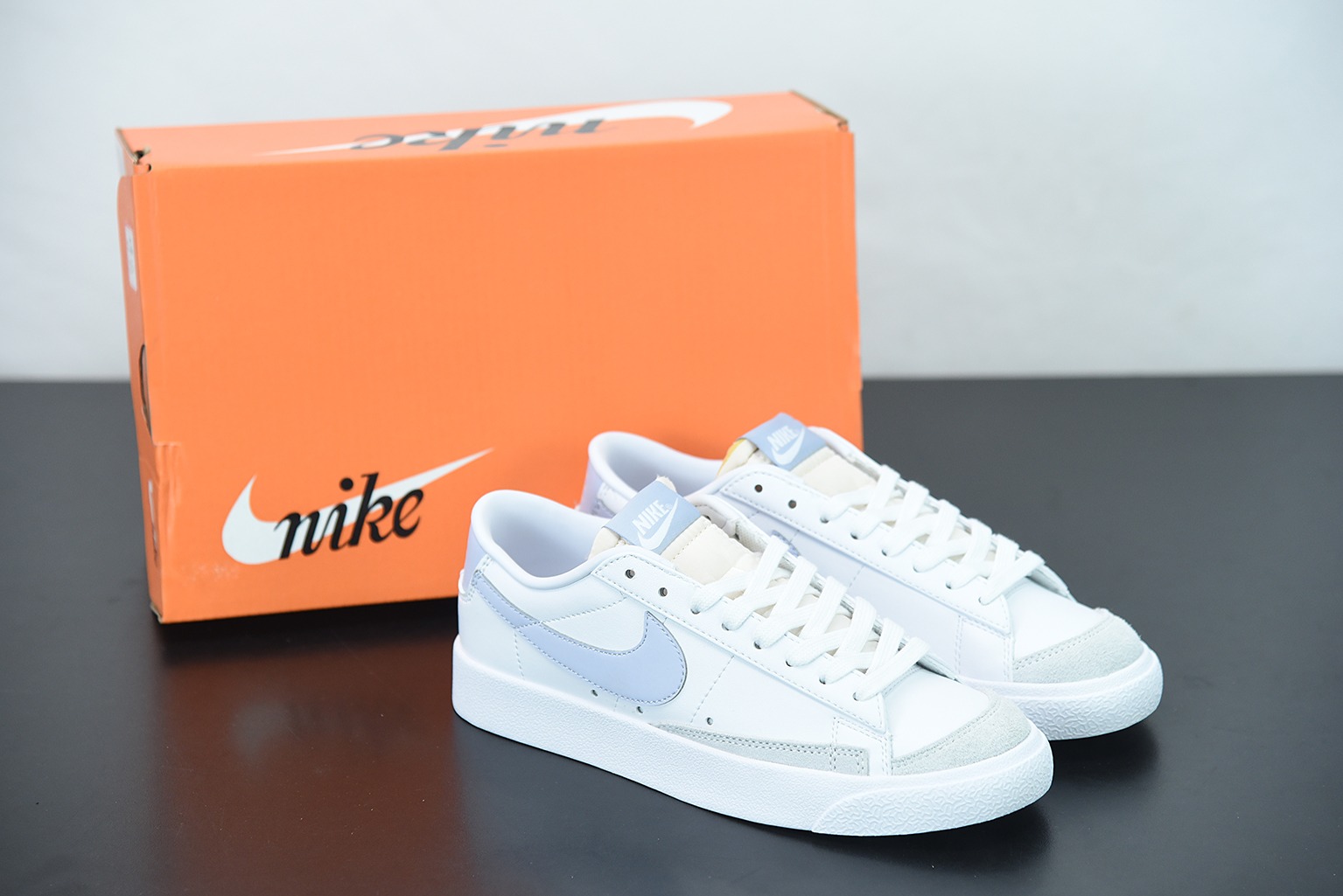 NK 블레이저 미드77 인피니트 화이트 라이트 블루 품목 번호: DC4769-103 사이즈: 36-39