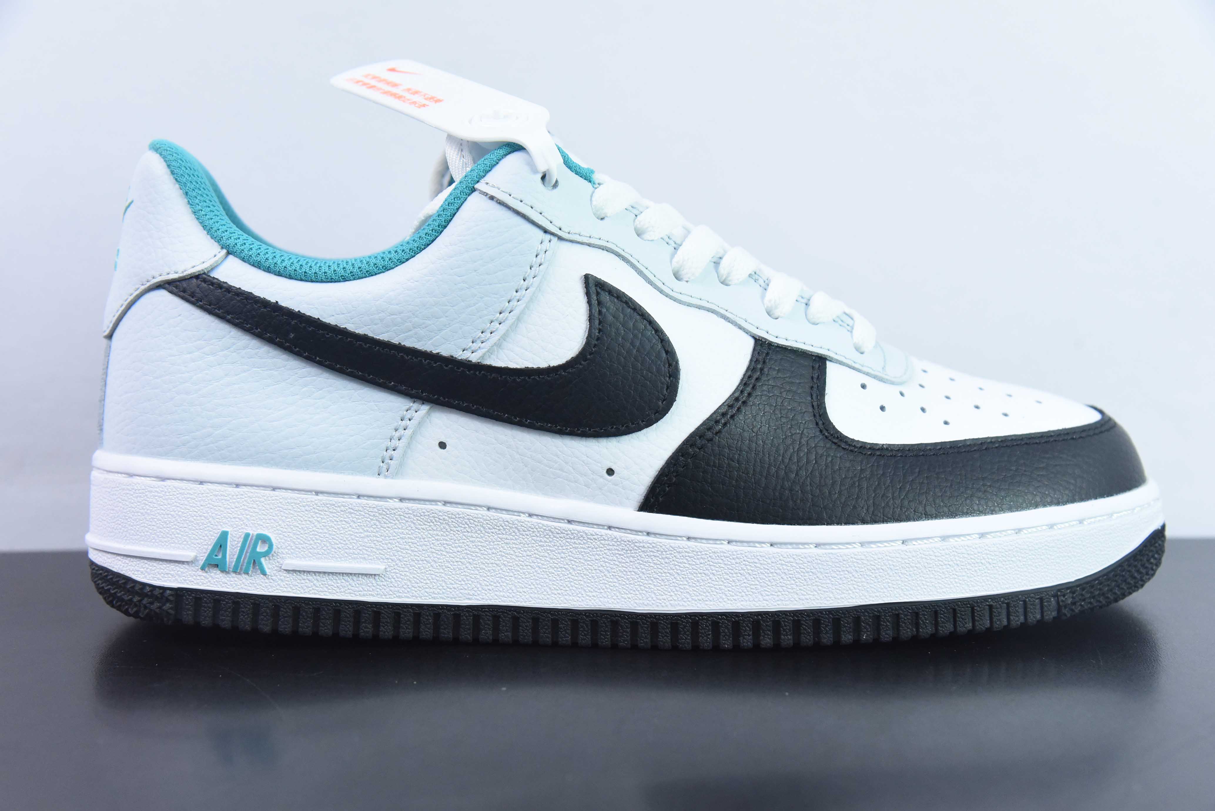 나이키 에어 포스 1 AF1 에어 포스 원 / 로우탑 블랙 앤 화이트 블루 테일 아이템: JH5778-985 사이즈: 36-44 