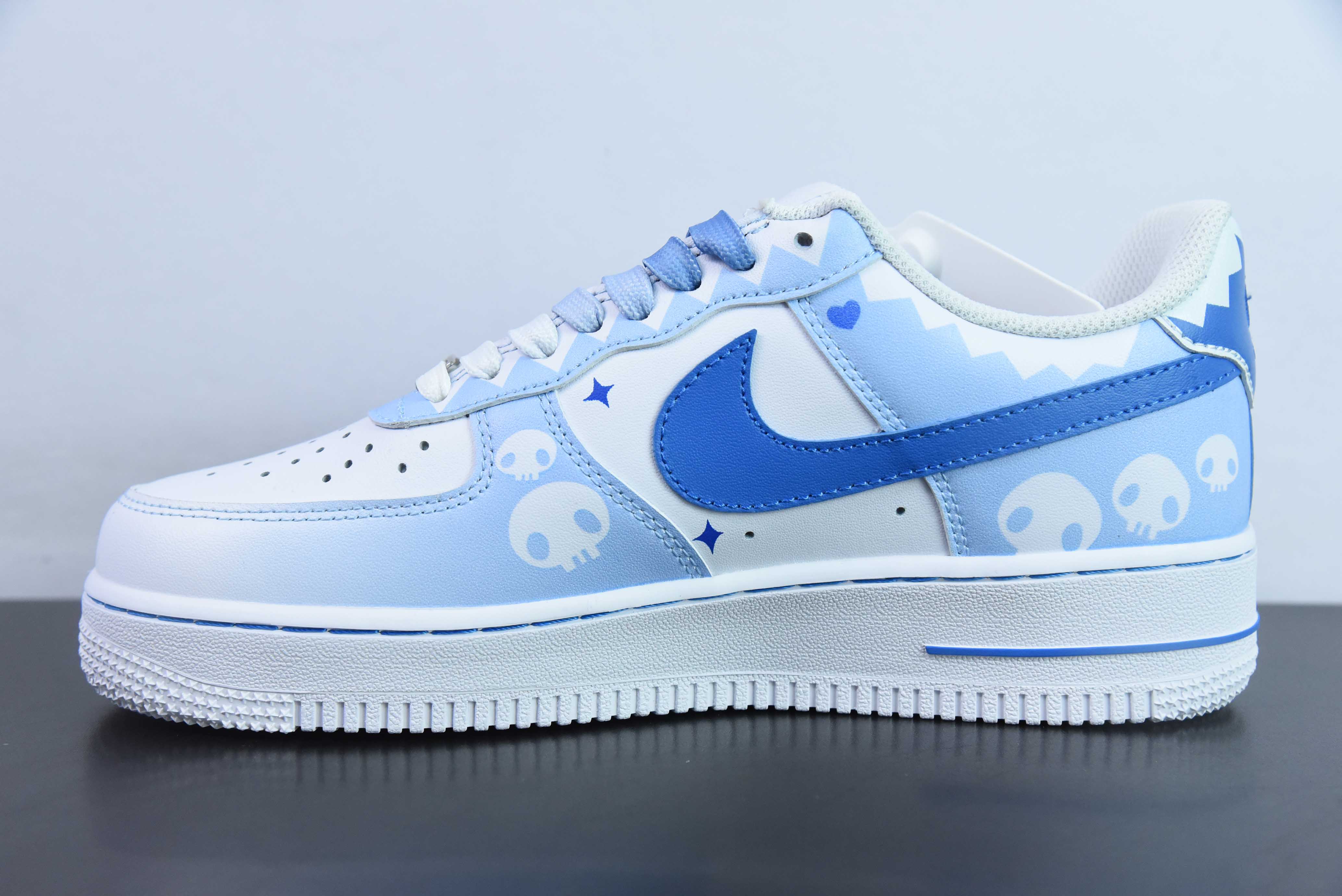 도라에몽 x Nk 에어 포스 107 로우 리틀 위치 공동 브랜드 스컬 그라데이션 화이트 및 블루 에어 포스 1 로우 탑 캐주얼 보드 쇼츠 아이템: CW2288-111 사이즈: 36-44