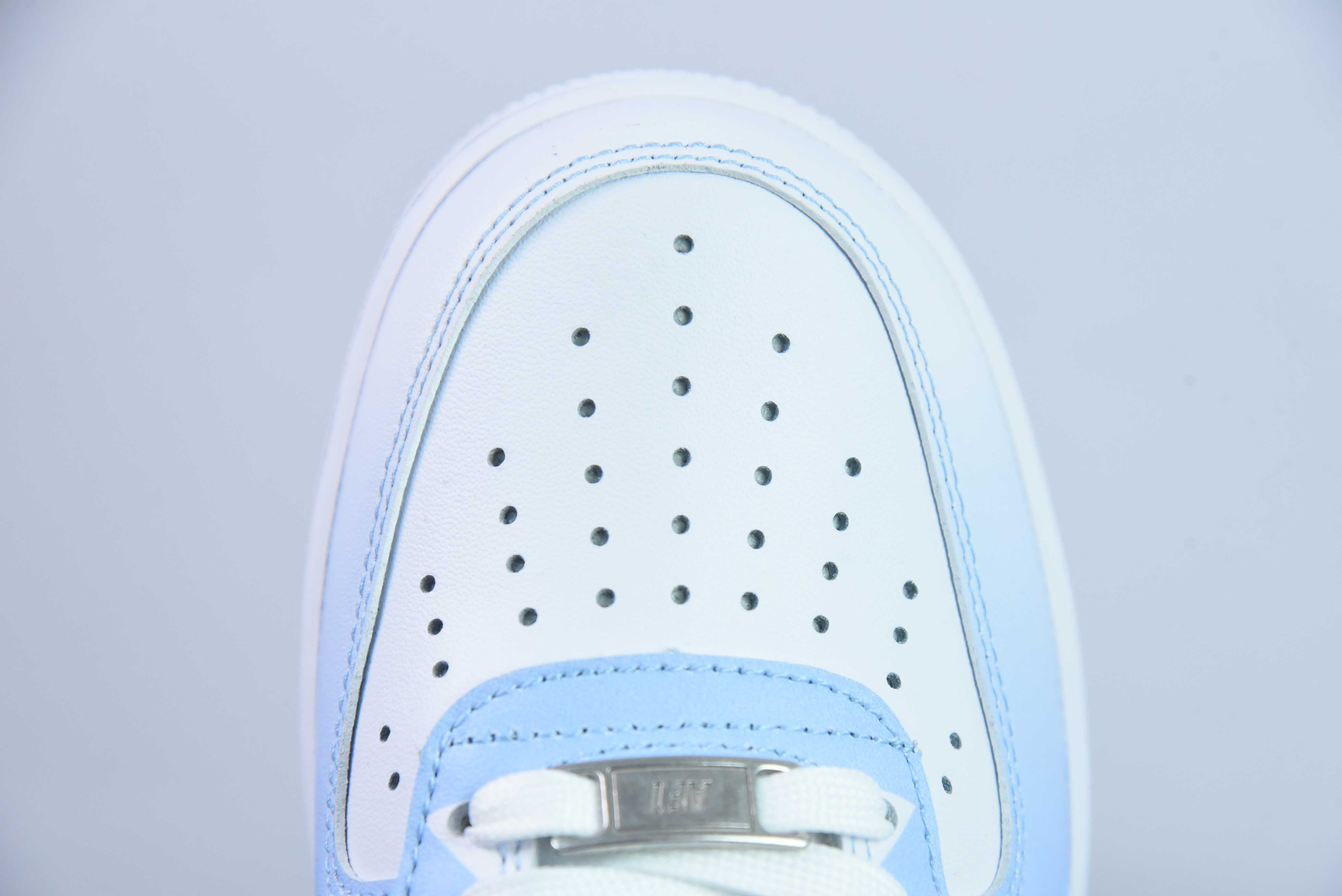 도라에몽 x Nk 에어 포스 107 로우 리틀 위치 공동 브랜드 스컬 그라데이션 화이트 및 블루 에어 포스 1 로우 탑 캐주얼 보드 쇼츠 아이템: CW2288-111 사이즈: 36-44