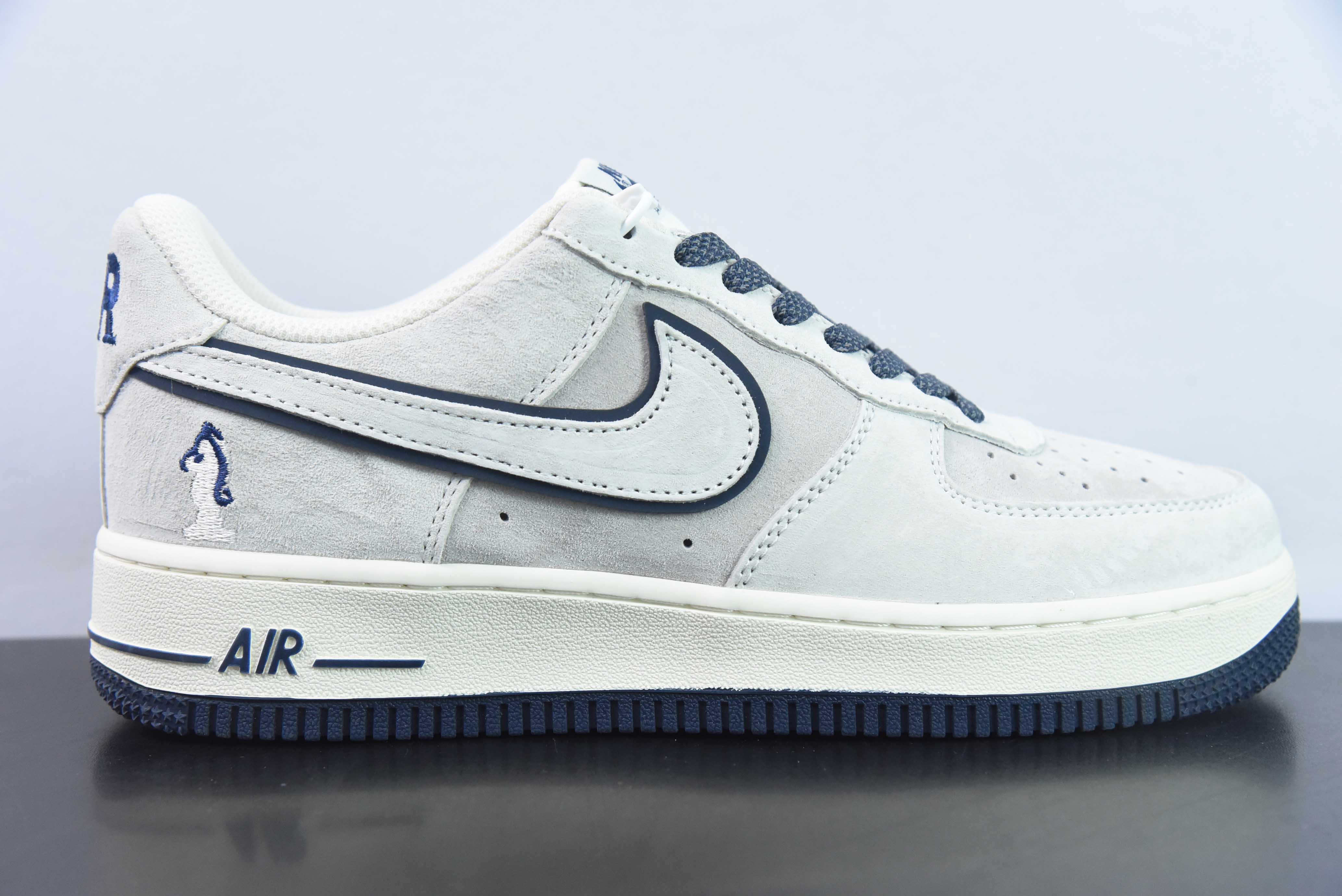 나이키 에어 포스 1 AF1 에어 포스 원/로우탑 스웨이드 그레이 블루 자수 아이템: DZ3696-006 사이즈: 36-44