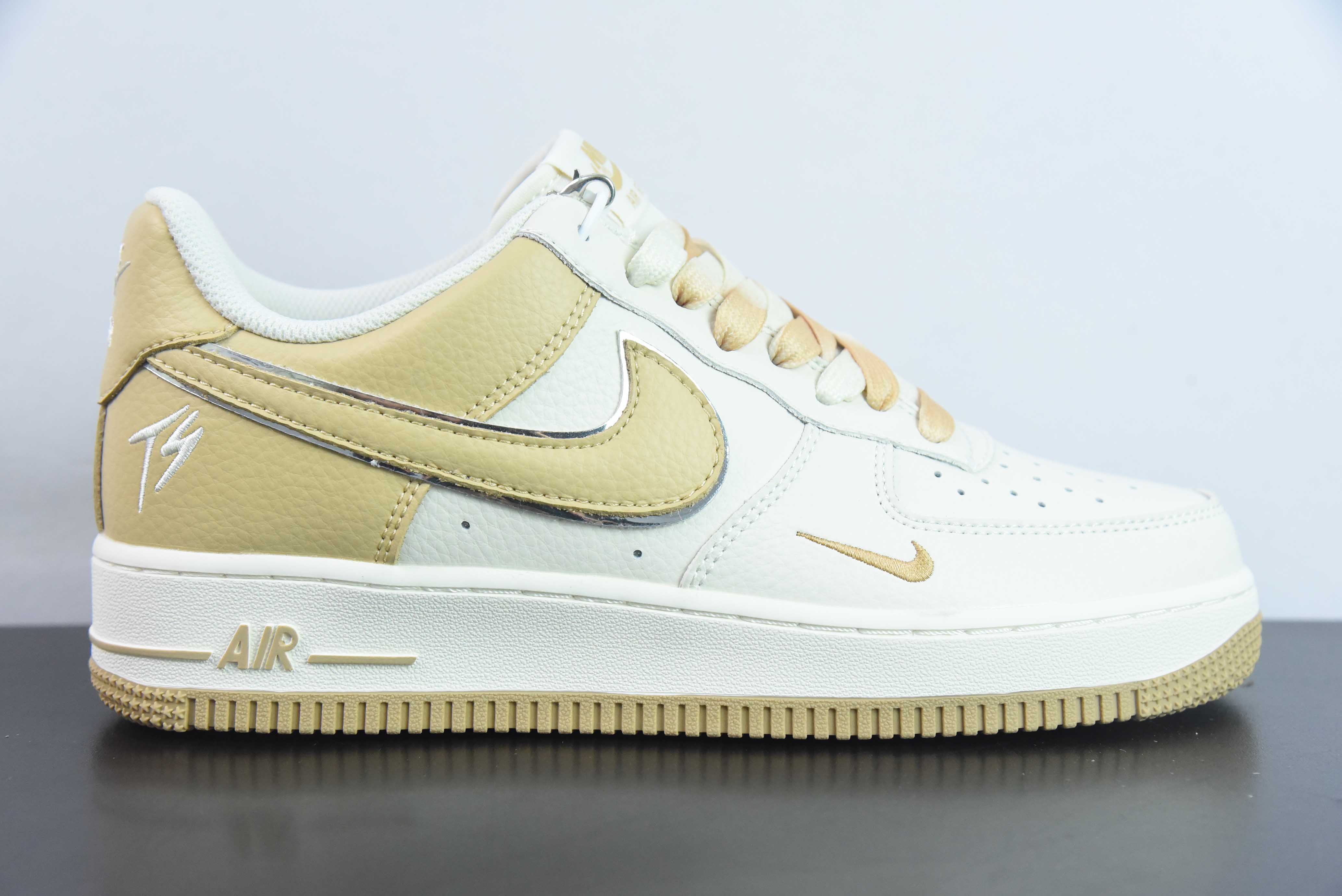 나이키 에어 포스 1 AF1 에어 포스 1/로우탑 화이트 브라운 실버 트림 자수 아이템 번호: IO5636-111 사이즈: 36-44