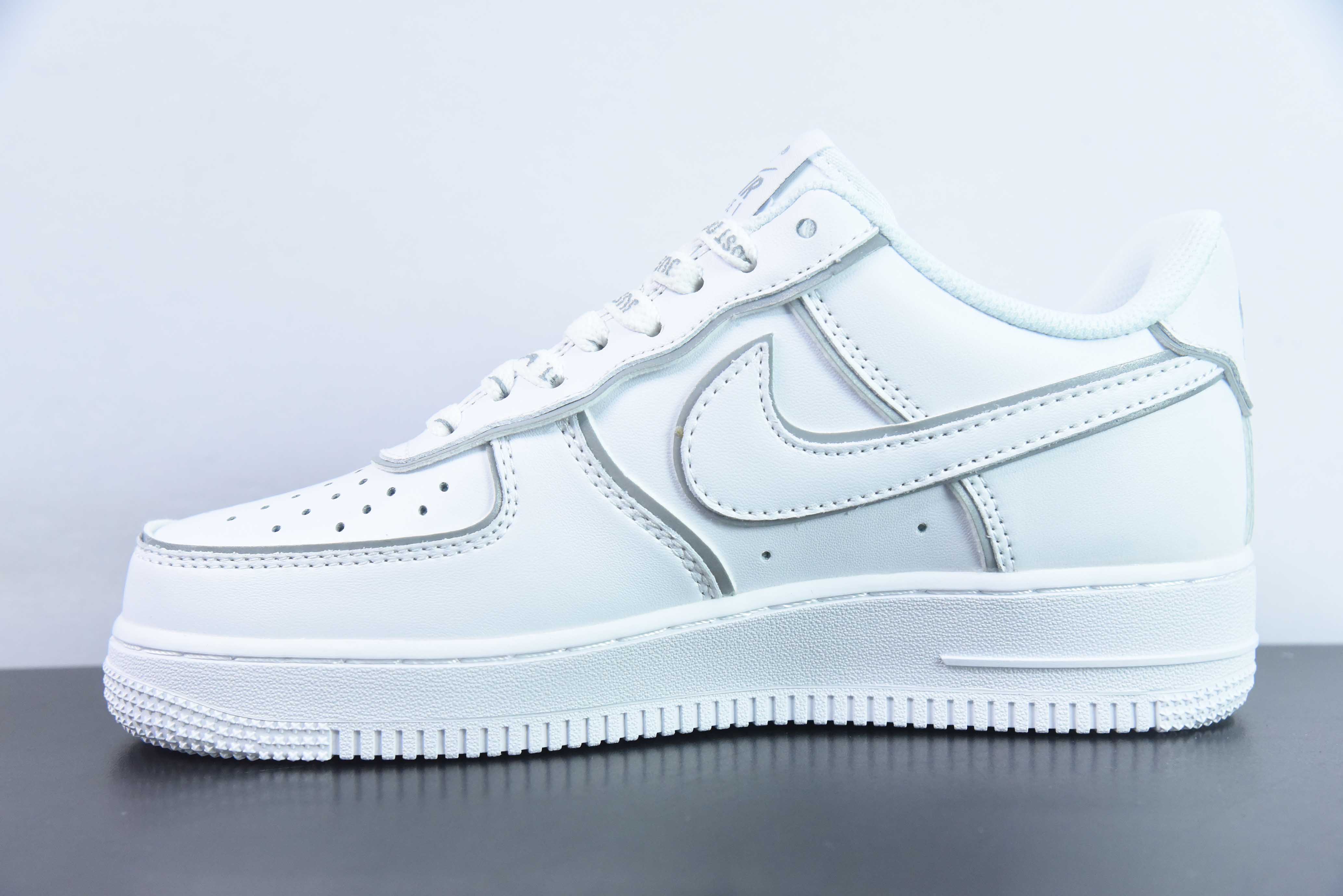 스투시x나이키 에어 포스 1 로우 스투시 공동 브랜드 화이트 및 실버 리플렉티브 에어 포스 1 로우탑 캐주얼 신발 아이템: BQ6426-019 사이즈: 36-44