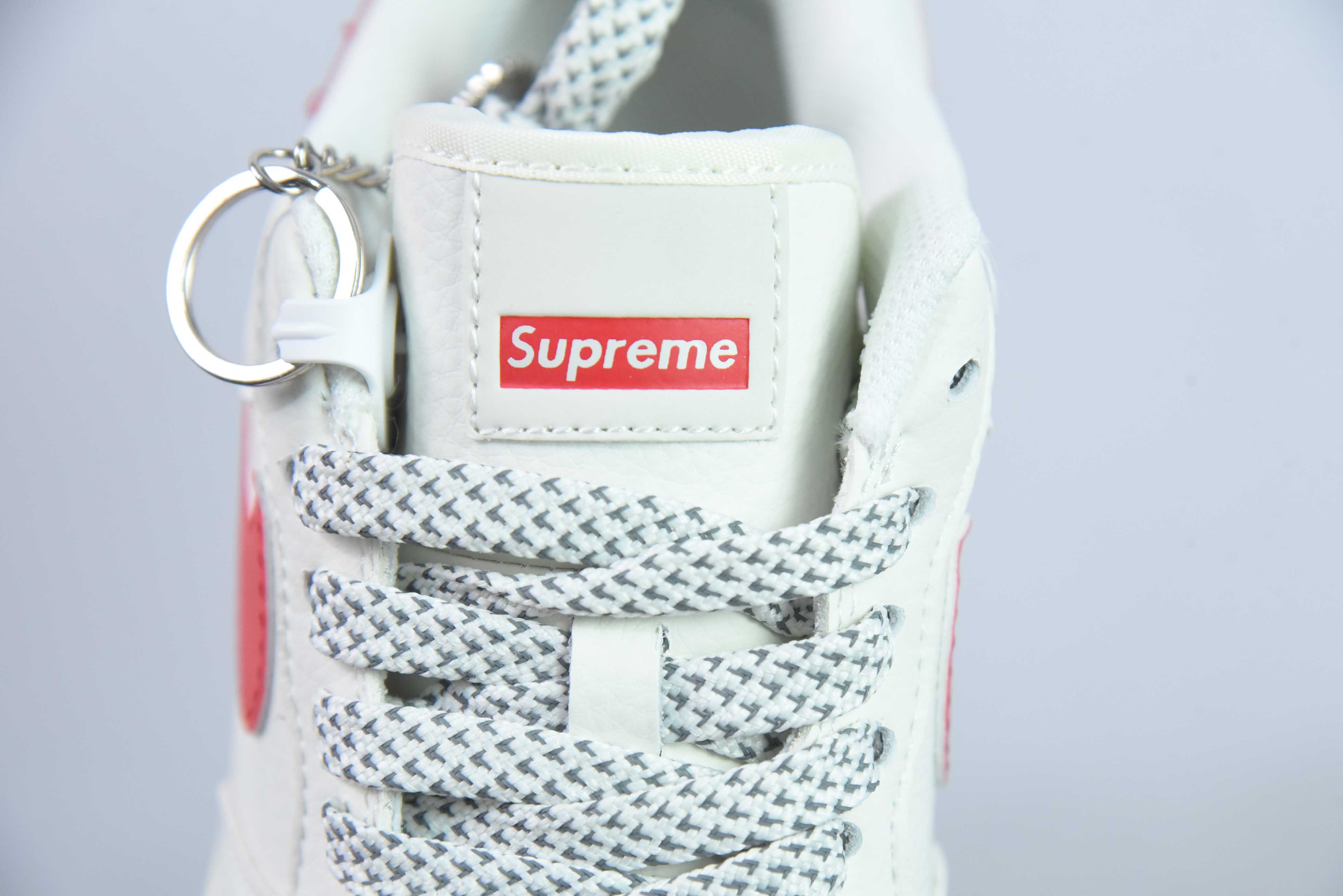 슈프림 x 나이키 에어 포스 1 07 로우 슈프림 에어 포스 원 클래식 로우 탑 백 캐주얼 스니커즈 레더 Sup M 화이트 레드 라벨 리플렉티브 HD1968-026 사이즈: 36-44