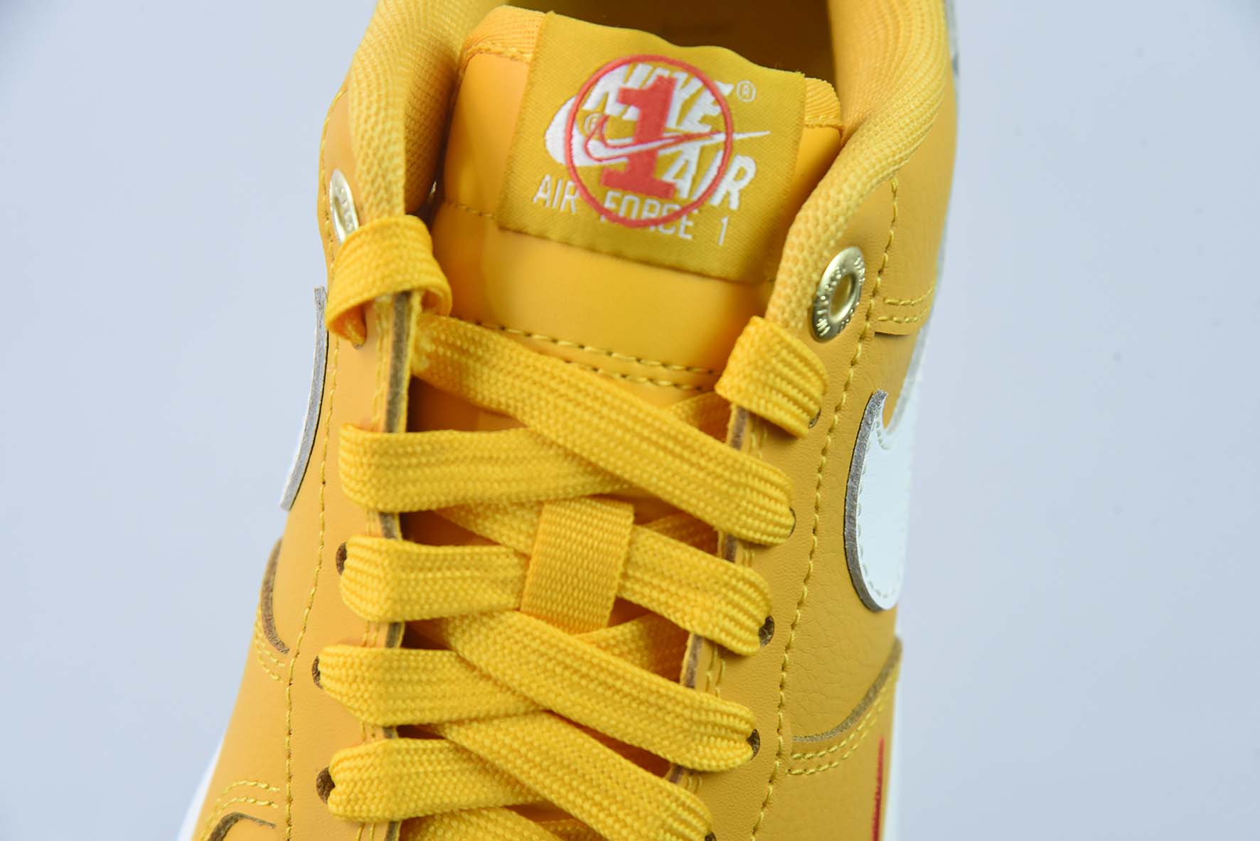 나이키 에어 포스 1 07 로우 화이트 오렌지 옐로우 레드 스몰 후크 에어 포스 1 로우탑 스포츠 및 레저 보드 쇼츠 아이템: DQ7582 700 사이즈: 36-44