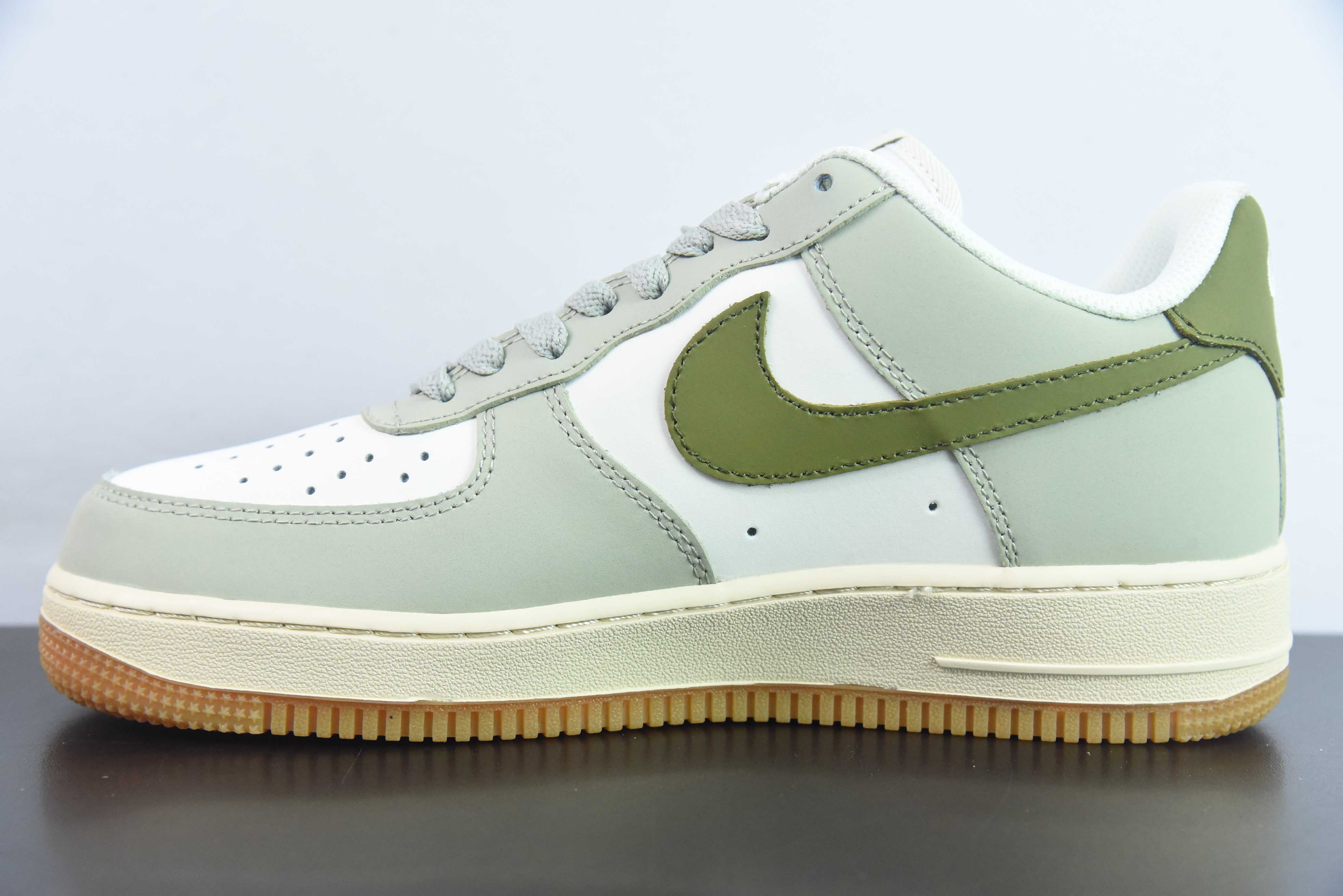 나이키 에어 포스 1 AF1 에어 포스 원/로우탑 화이트 그린 생고무 솔 LV 프린트 아이템 번호: BS9055-714 사이즈: 36-44