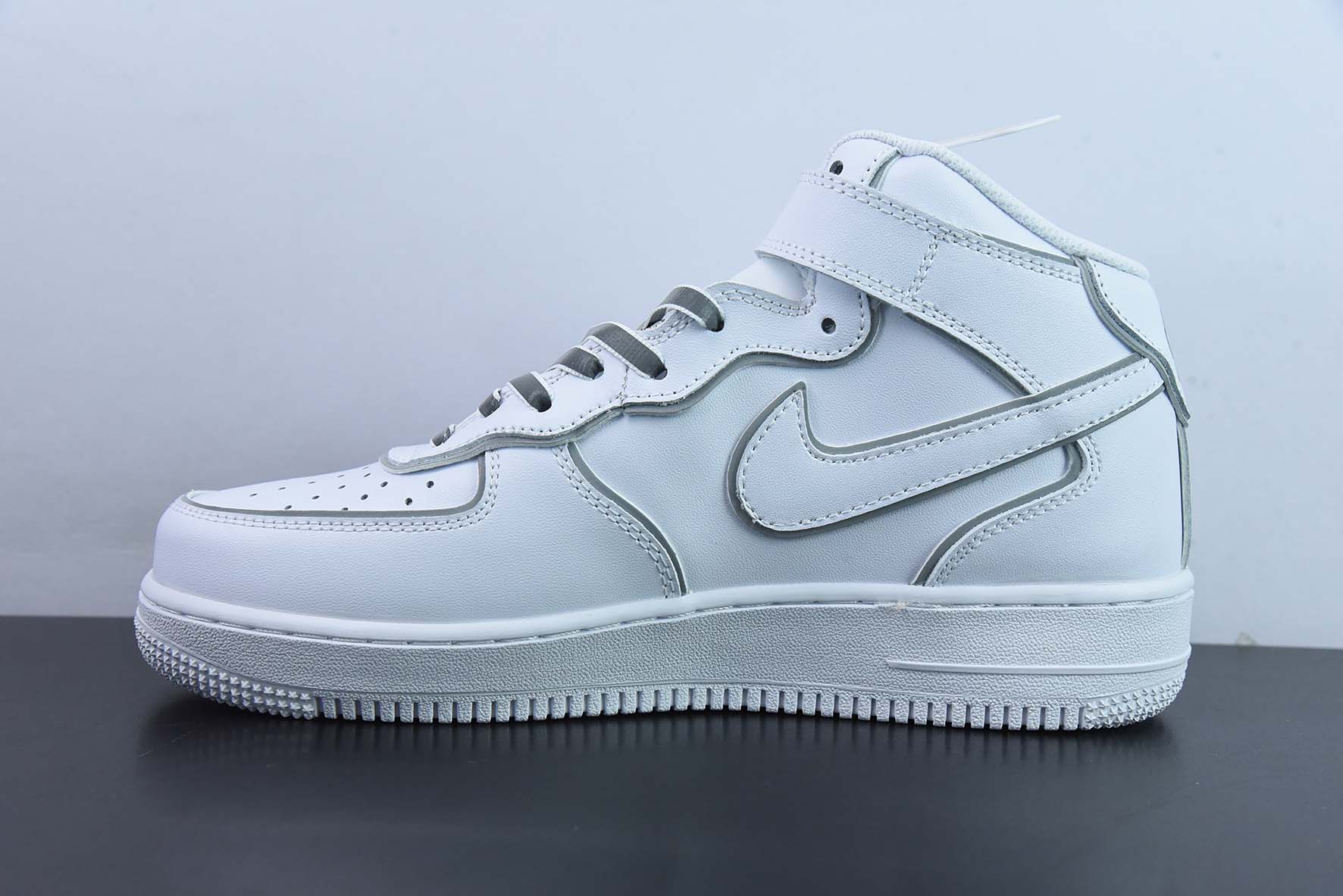 나이키 에어 포스 1 07 미드 실버 나이트메어 에어 포스 원 미드탑 캐주얼 슈즈 제품 번호: 369733-809 사이즈: 36-44