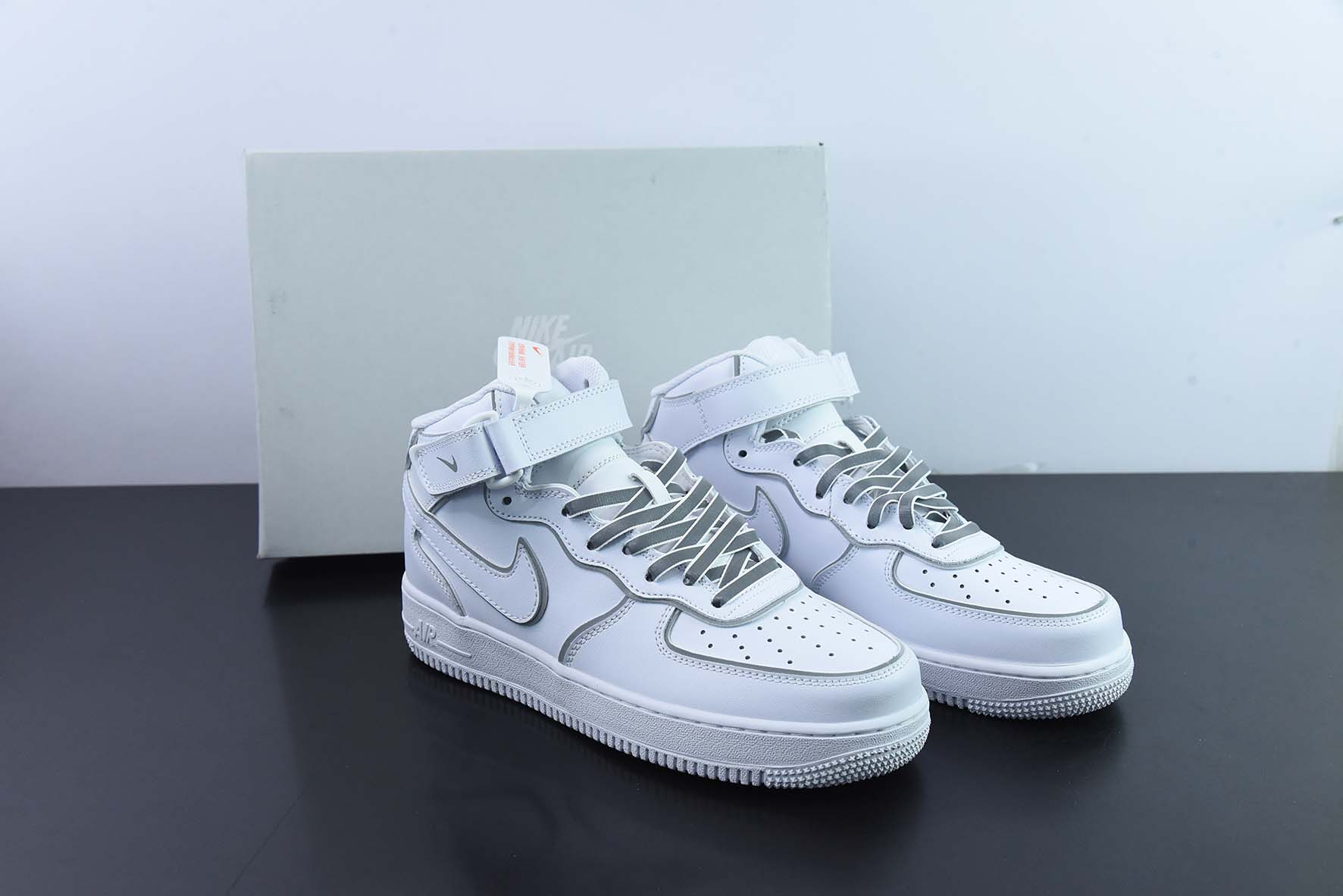 나이키 에어 포스 1 07 미드 실버 나이트메어 에어 포스 원 미드탑 캐주얼 슈즈 제품 번호: 369733-809 사이즈: 36-44