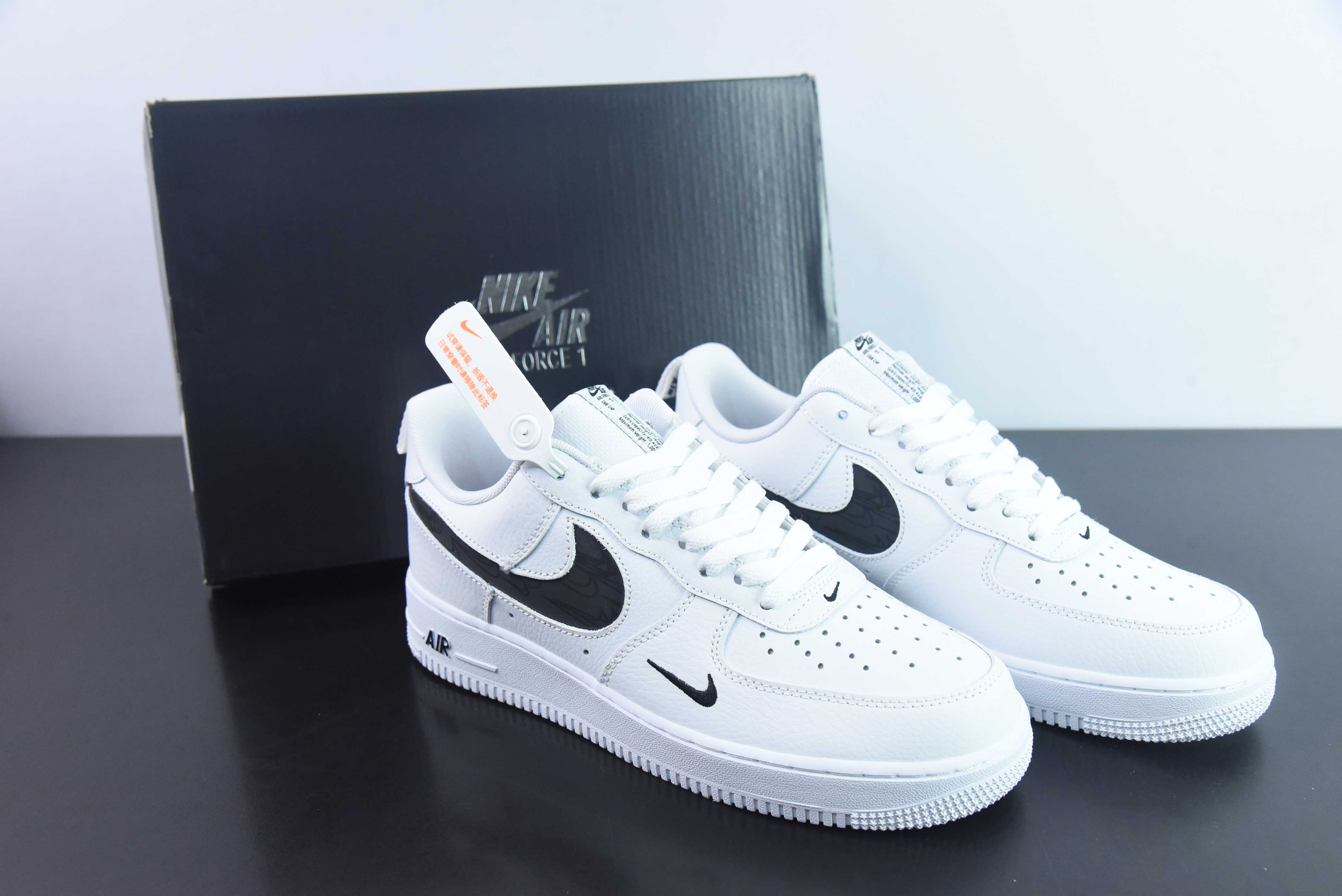 에어 포스 1 07 로우 화이트 및 블랙 리플렉티브 후크 에어 포스 원 품목 번호: FV1.... -100 사이즈: 39-44 