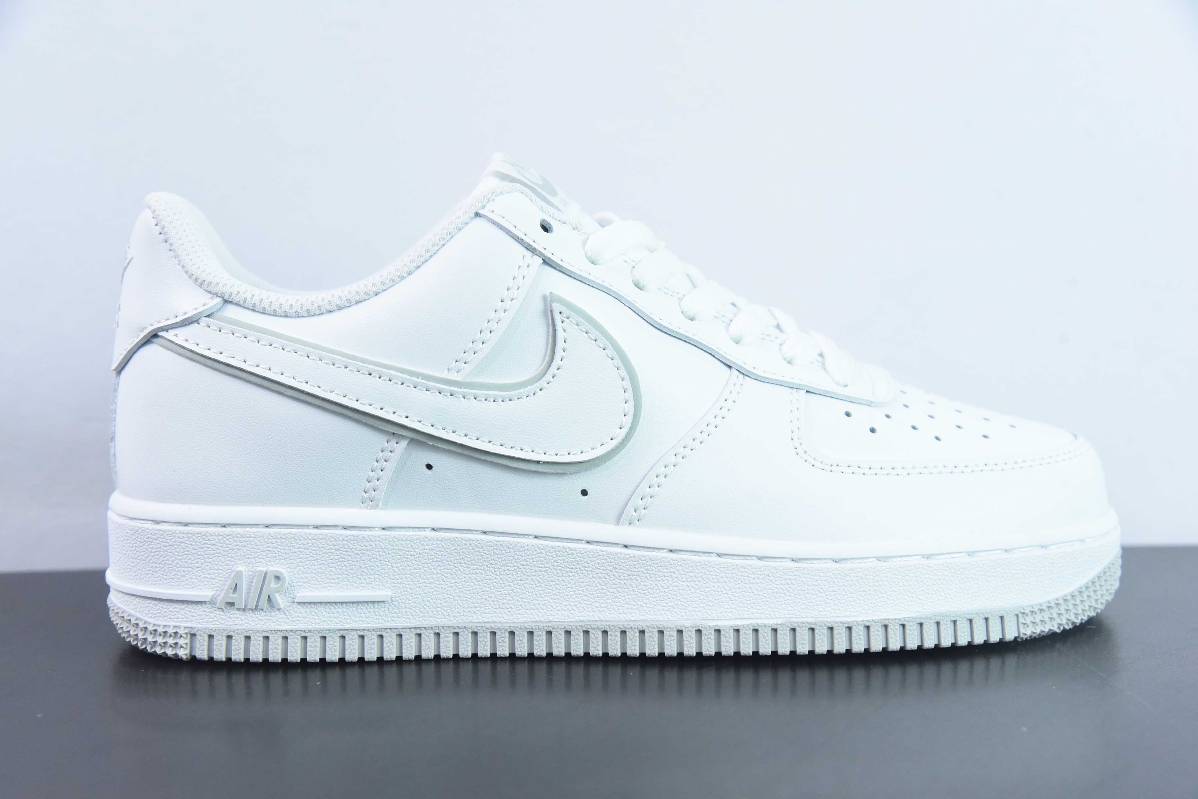 나이키 에어 포스 1 로우 에어 포스 1 로우 탑 캐주얼 트레이너 아이템: DX5805-100 사이즈: 36-44