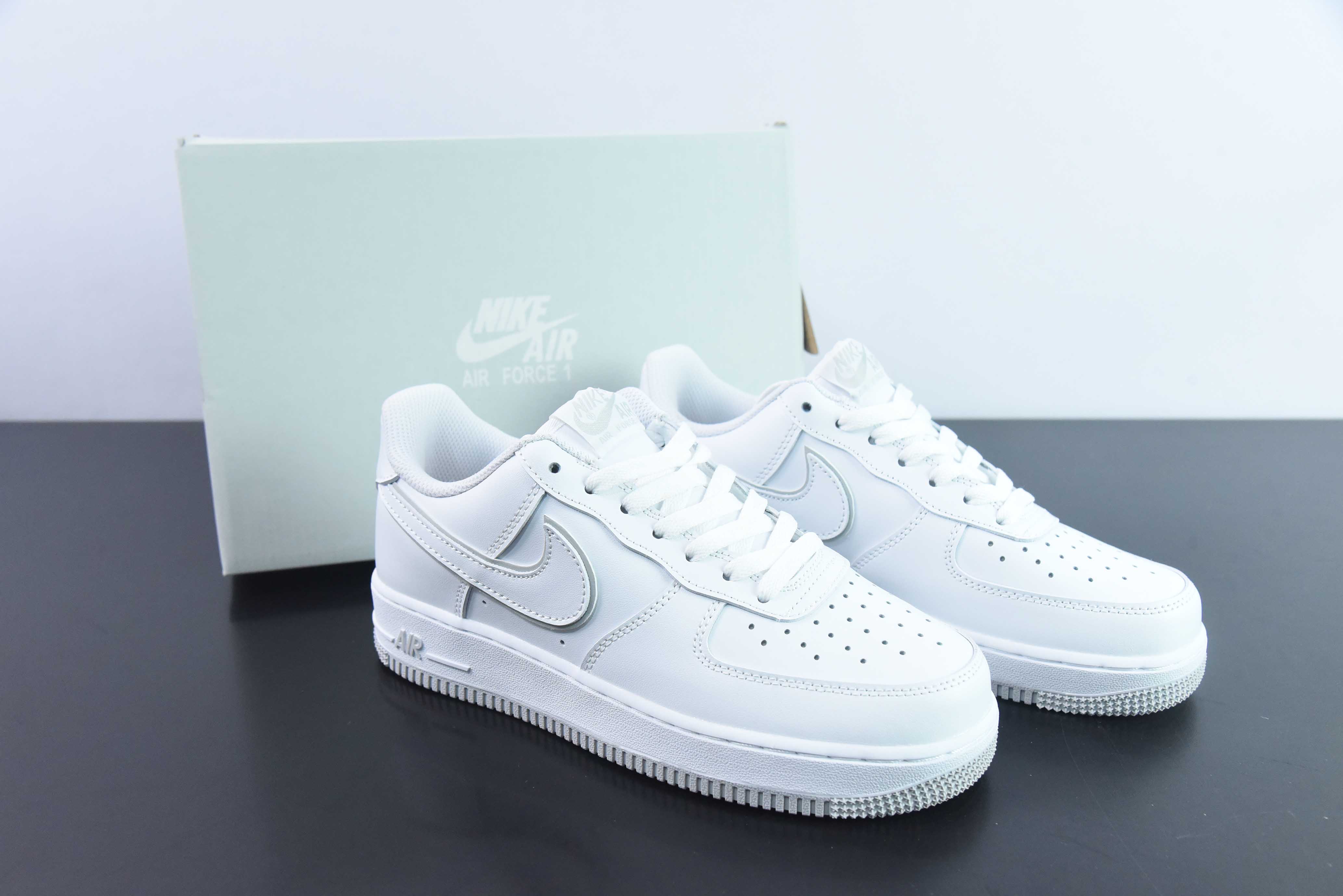 나이키 에어 포스 1 로우 에어 포스 1 로우 탑 캐주얼 트레이너 아이템: DX5805-100 사이즈: 36-44