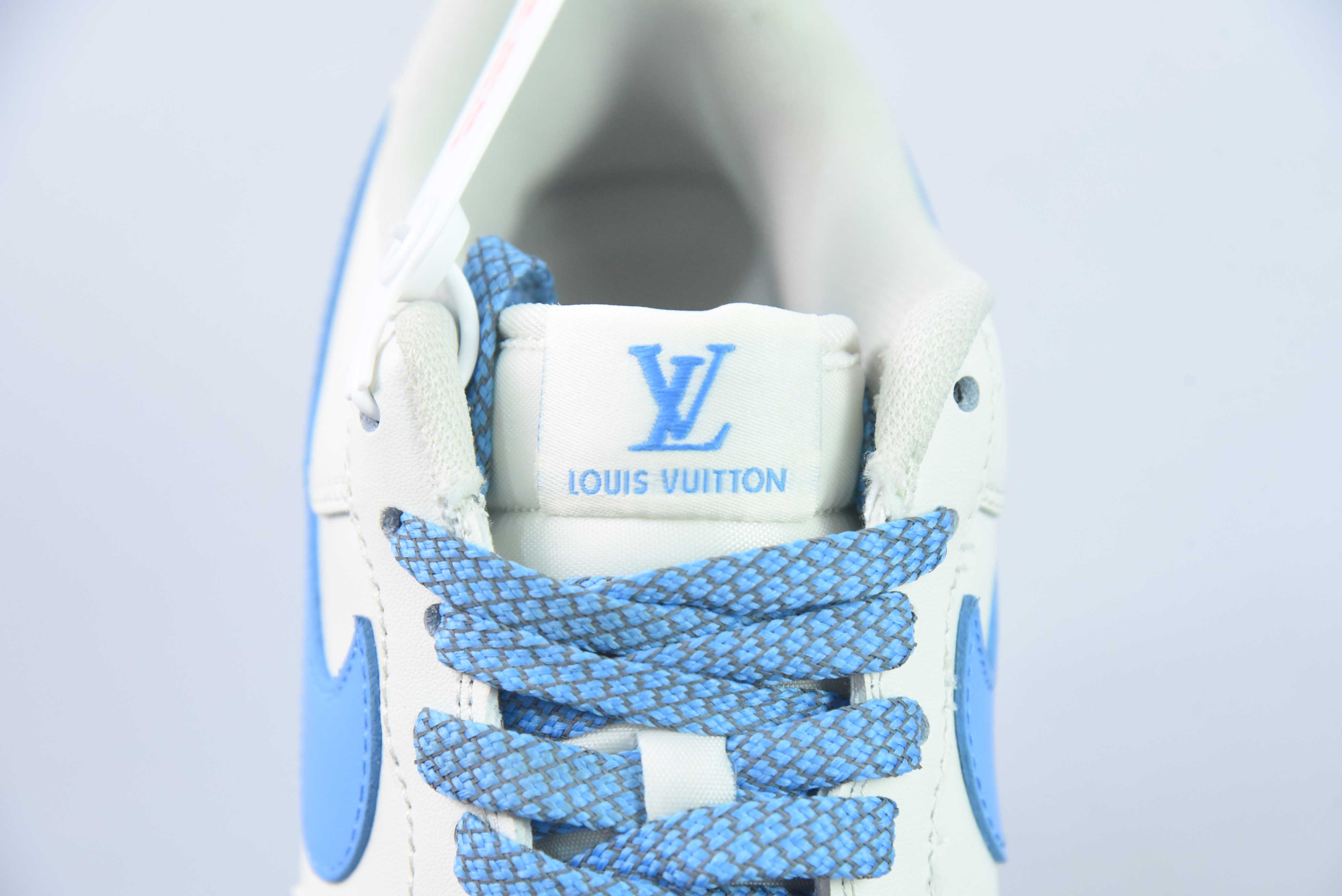 나이키 에어 포스 1 AF1 에어 포스 1/로우탑 화이트 및 블루 LV 프린트 아이템 번호: BS9055-7020 사이즈: 36-44 