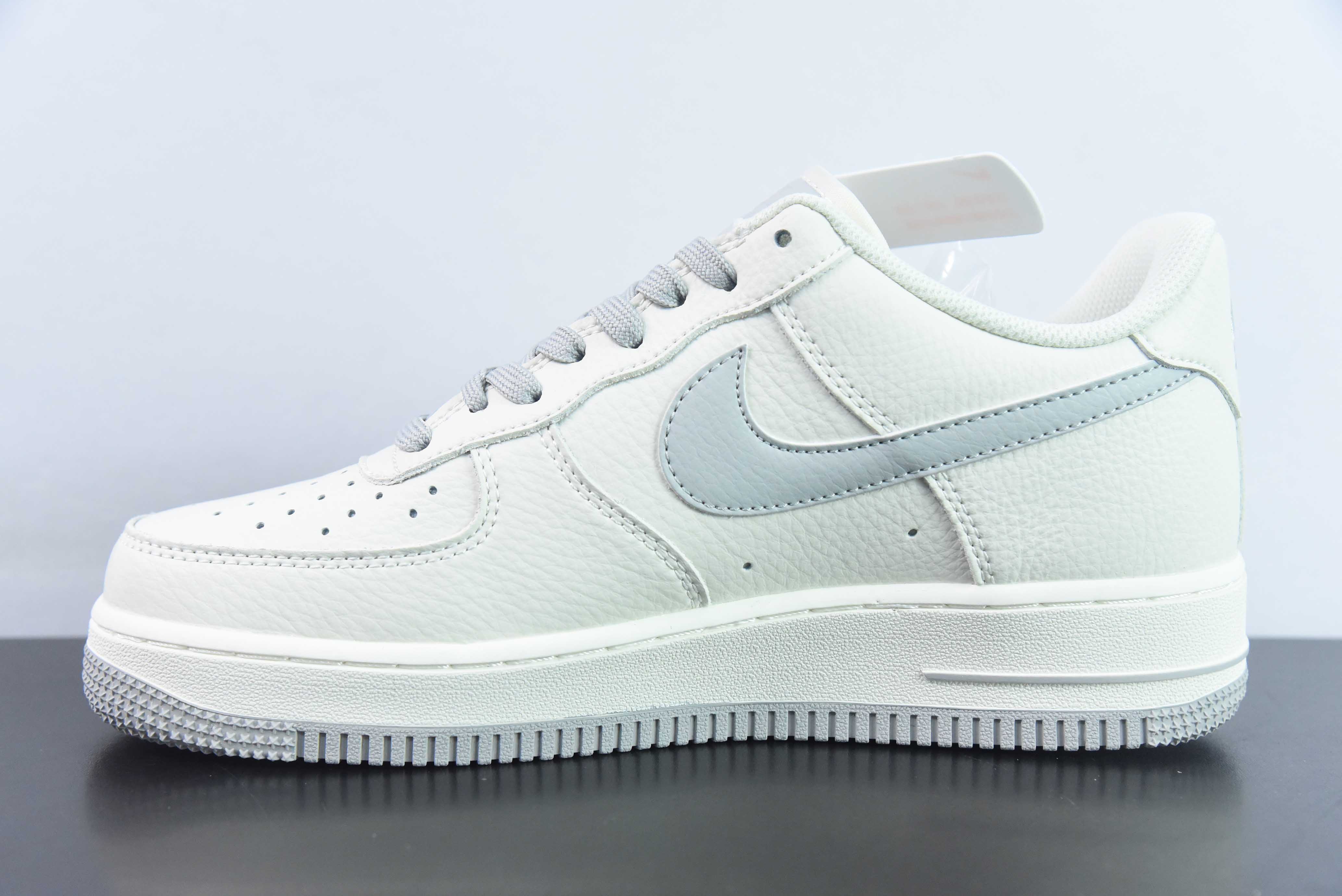 더 노스페이스 X 슈프림 X 나이키 에어 포스 1 07 로우 슈프림 에어 포스 원 공동 브랜드 수퍼엠 화이트 울프 그레이 레드 노스페이스 SU2305-006 사이즈: 36-44