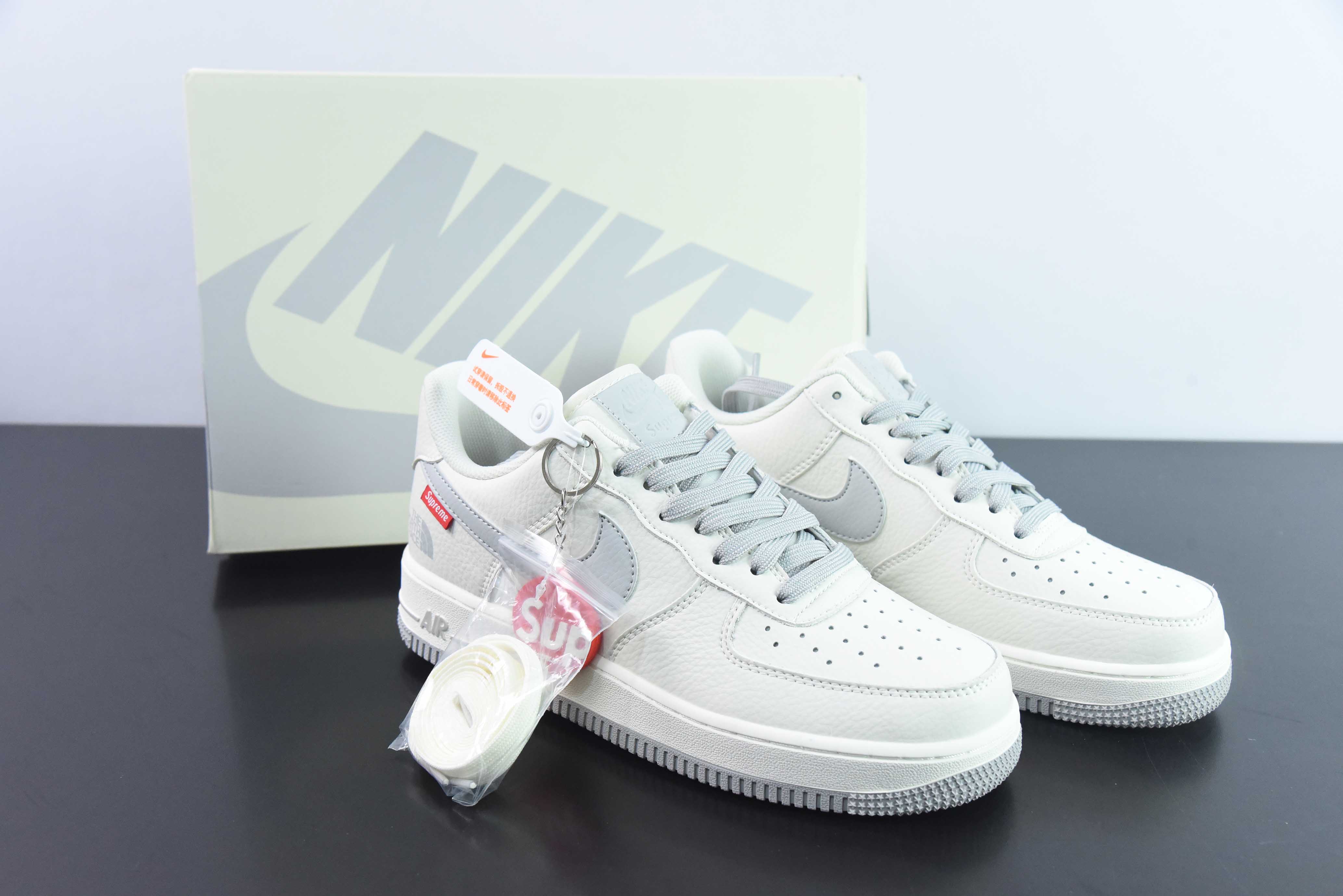 더 노스페이스 X 슈프림 X 나이키 에어 포스 1 07 로우 슈프림 에어 포스 원 공동 브랜드 수퍼엠 화이트 울프 그레이 레드 노스페이스 SU2305-006 사이즈: 36-44