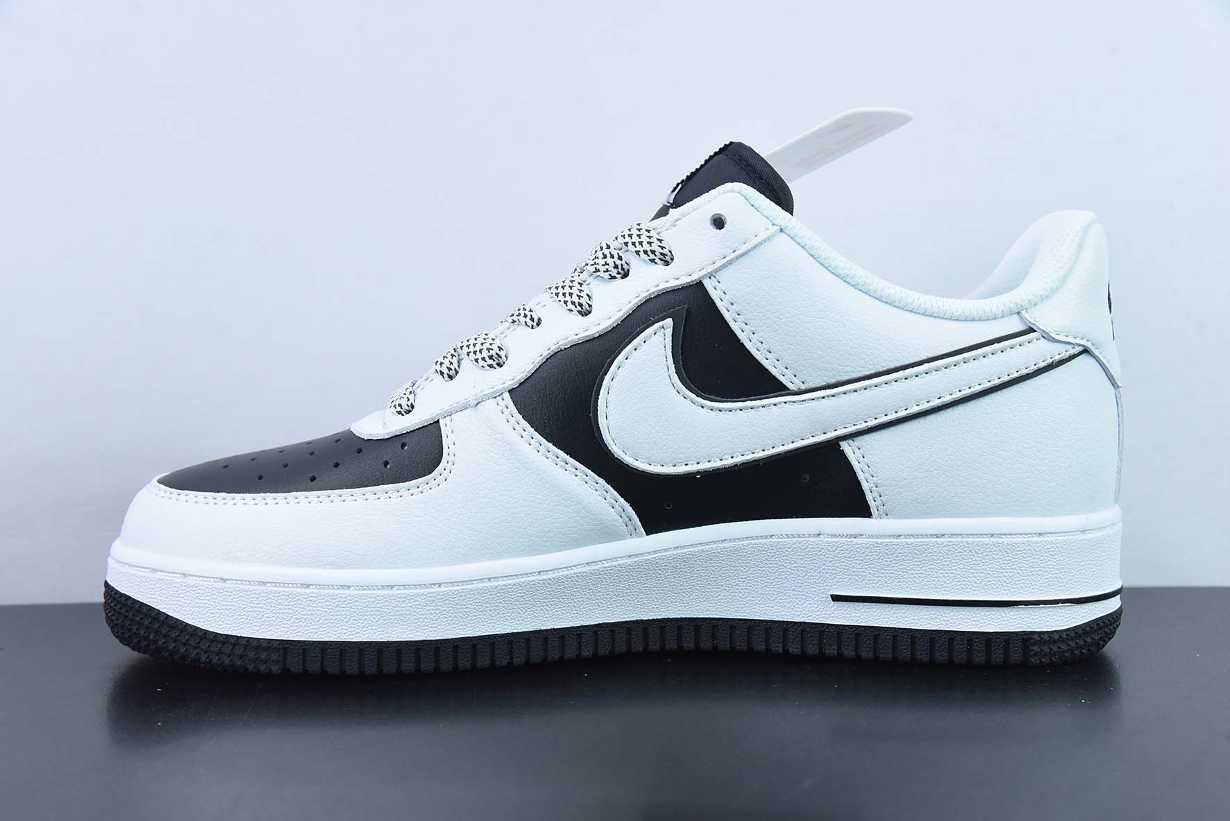  AS NK 에어 포스 1 07 로우 헤이티 ‘에어 포스 원 가죽 화이트와 블랙 프라이 헤어 헤이티 로고’ 아이템: K08969-756 사이즈: 36-44